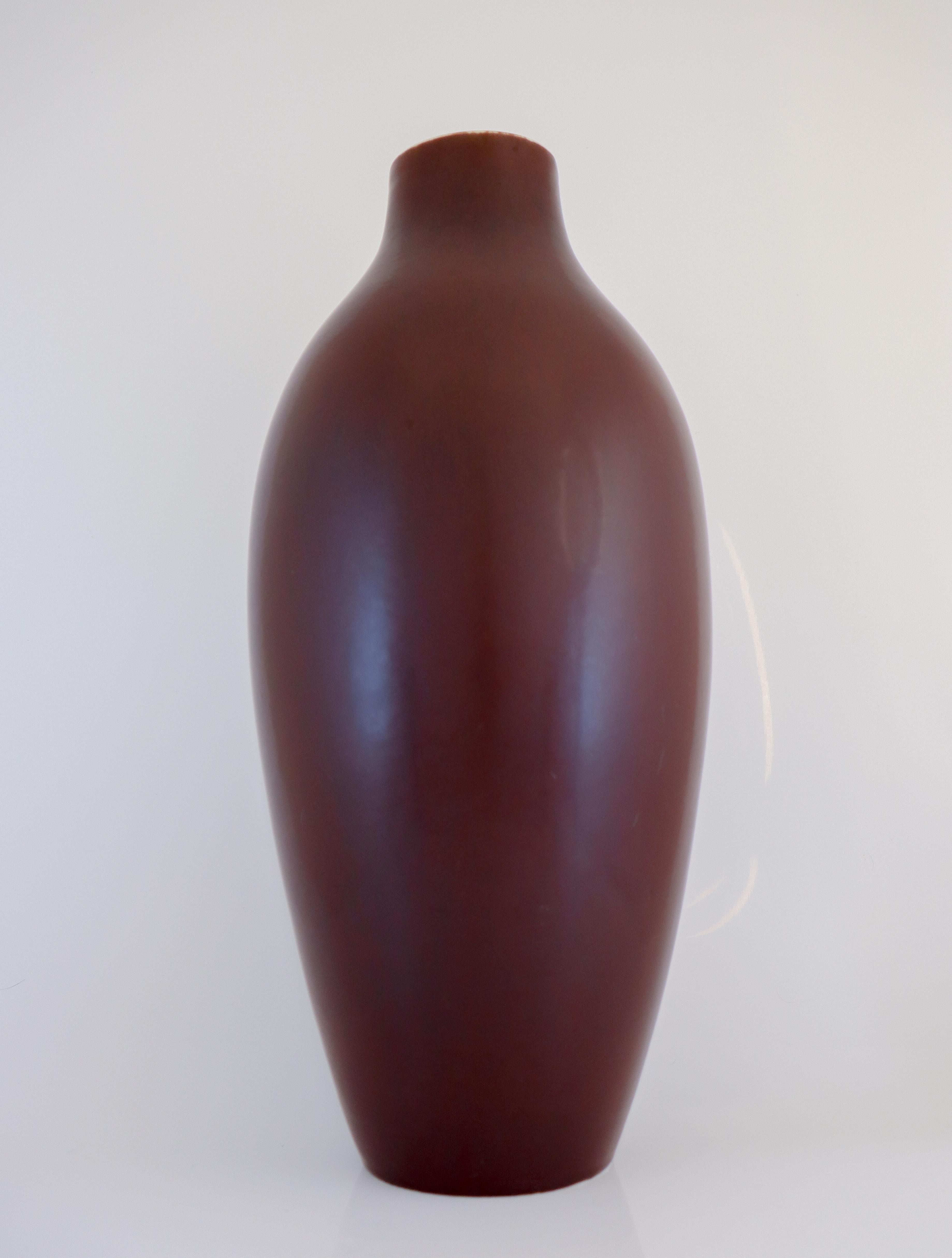 Gran jarrón diseñado por Carl-Harry Stålhane en Rörstrand, mide 52 cm de alto y está en muy buen estado, salvo algunos pequeños arañazos. Es de calidad 1:st. 

Carl-Harry Stålhane es uno de los nombres más importantes en lo que se refiere a cerámica