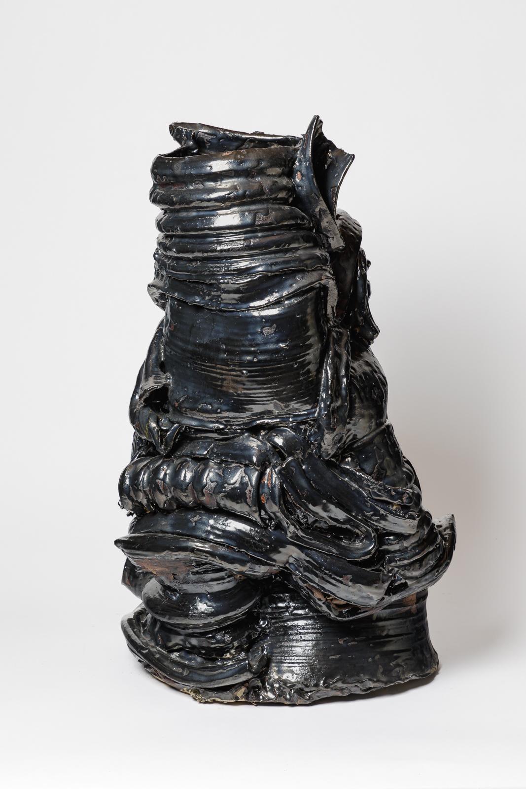 Grand vase de sol en céramique émaillée noire de Patrick Crulis.
2024. Pièce unique.
H : 27.9 x 15.7 x 19.7 pouces.
Dimensions approximatives.
