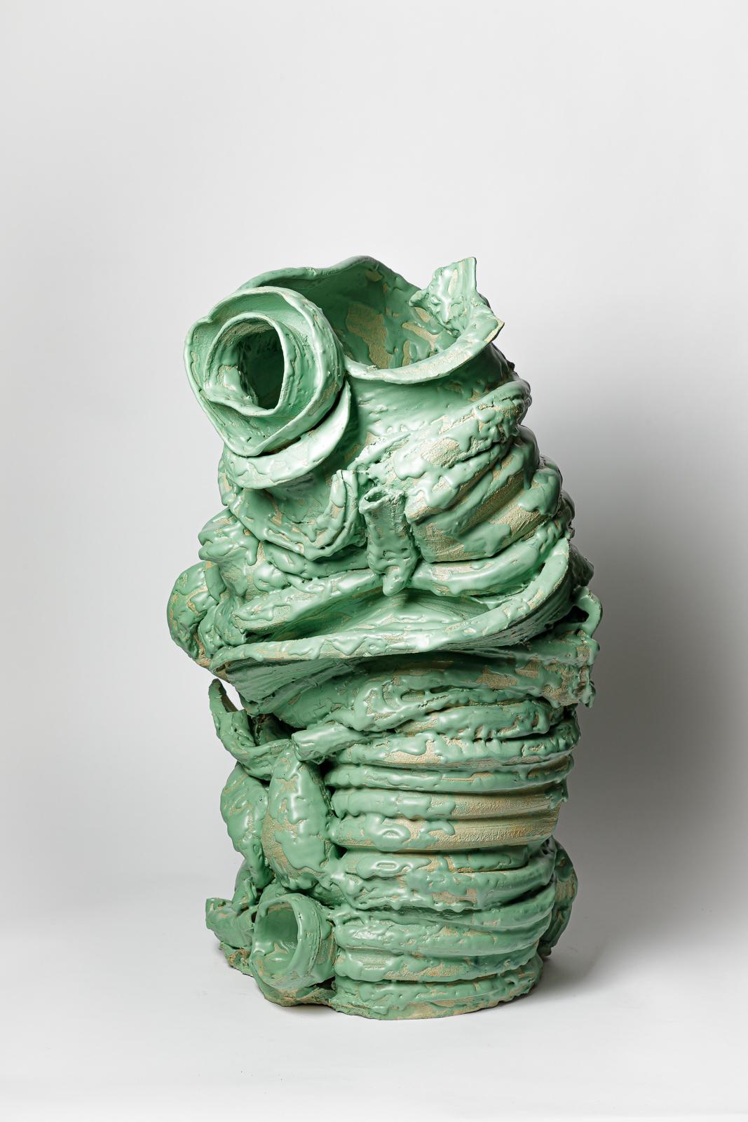 Grand vase de sol en grès émaillé vert de Patrick Crulis. 
2024. Pièce unique.
H : 28.3 x 15.7 x 15.7 pouces.
Dimensions approximatives.
