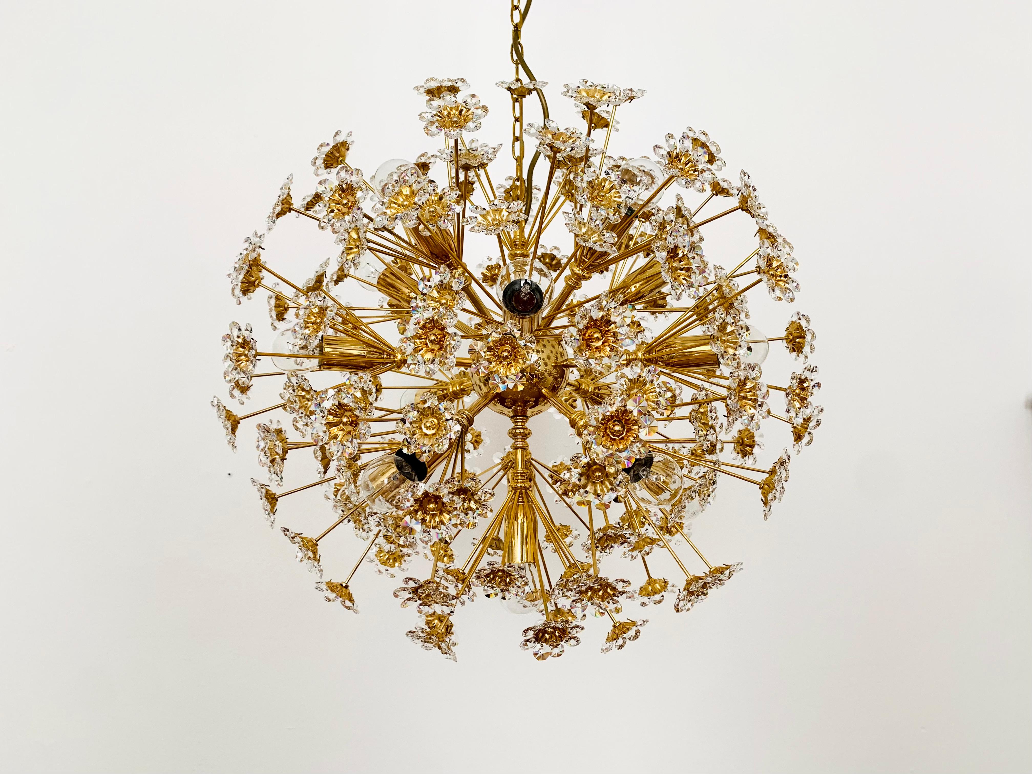 Impressive floral ball chandelier from the 1960s.
Extremely successful design and very high quality workmanship.
The 170 floral crystals spread a spectacular play of light in the room.
Very luxurious and an asset to any home.

Condition:

Very good