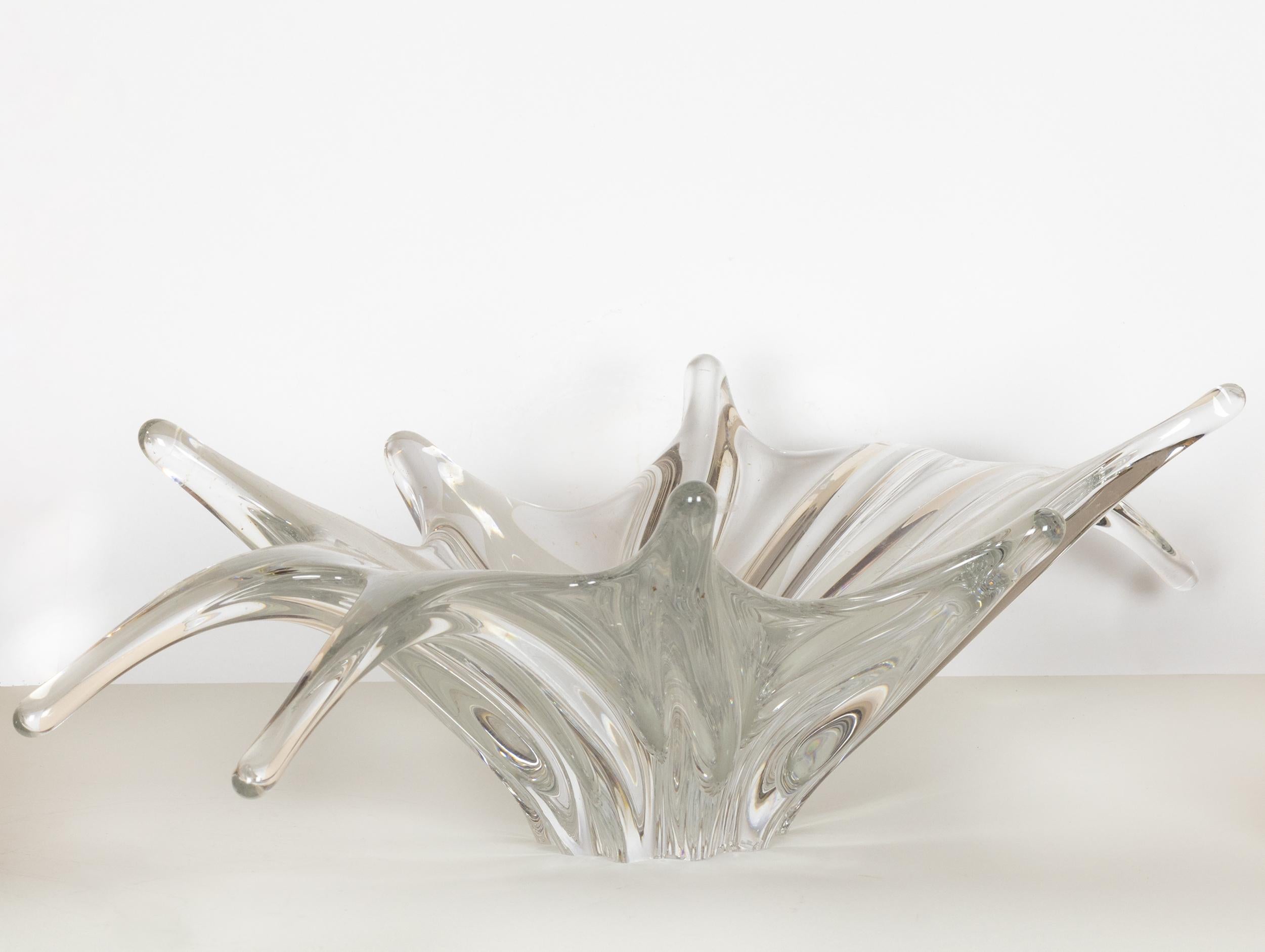 Large Floral Crystal Centerpiece Bowl by Baccarat In Good Condition For Sale In Lisbon, PT