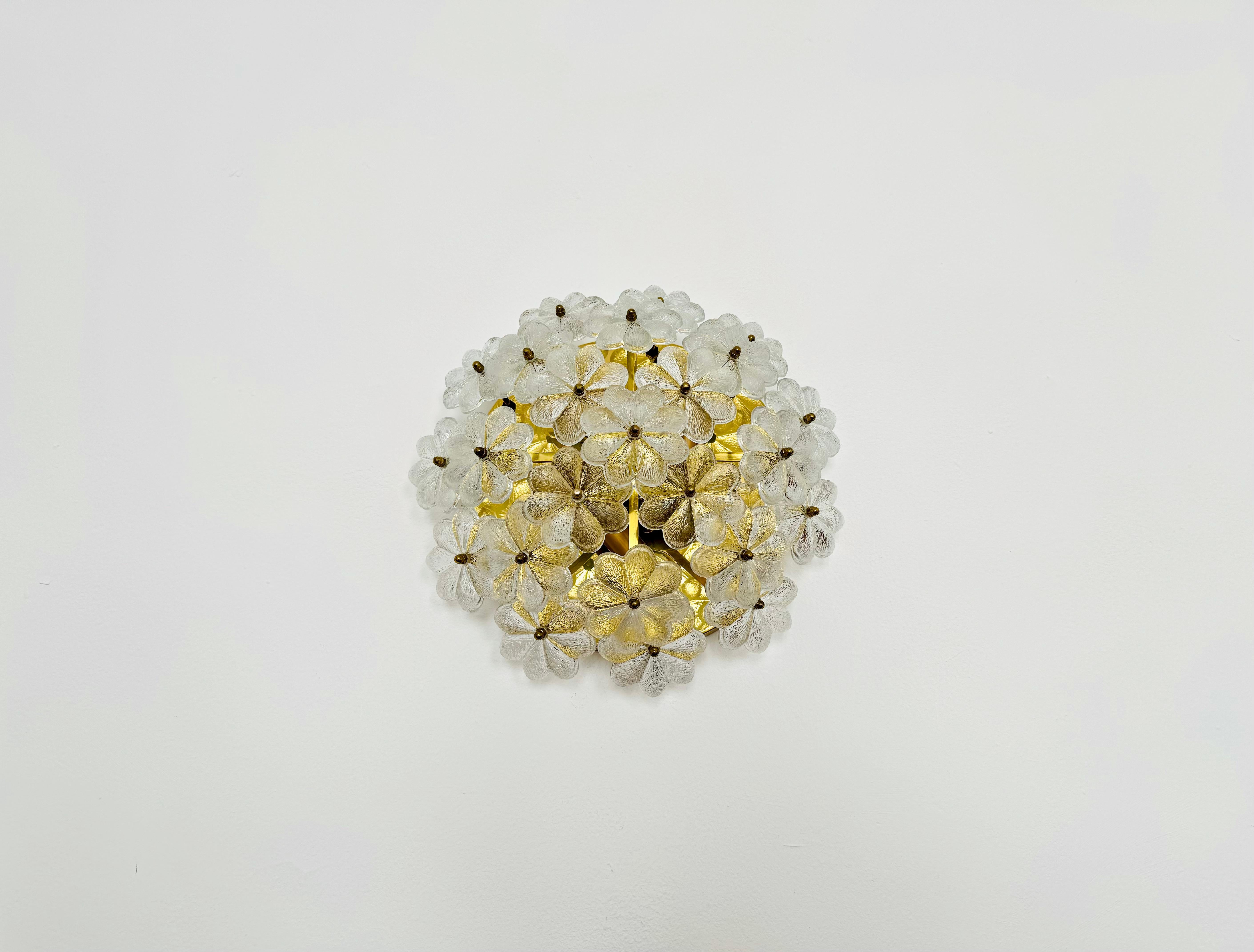 Allemand Grande lampe encastrée en verre de cristal à motifs floraux par Ernst Palme en vente