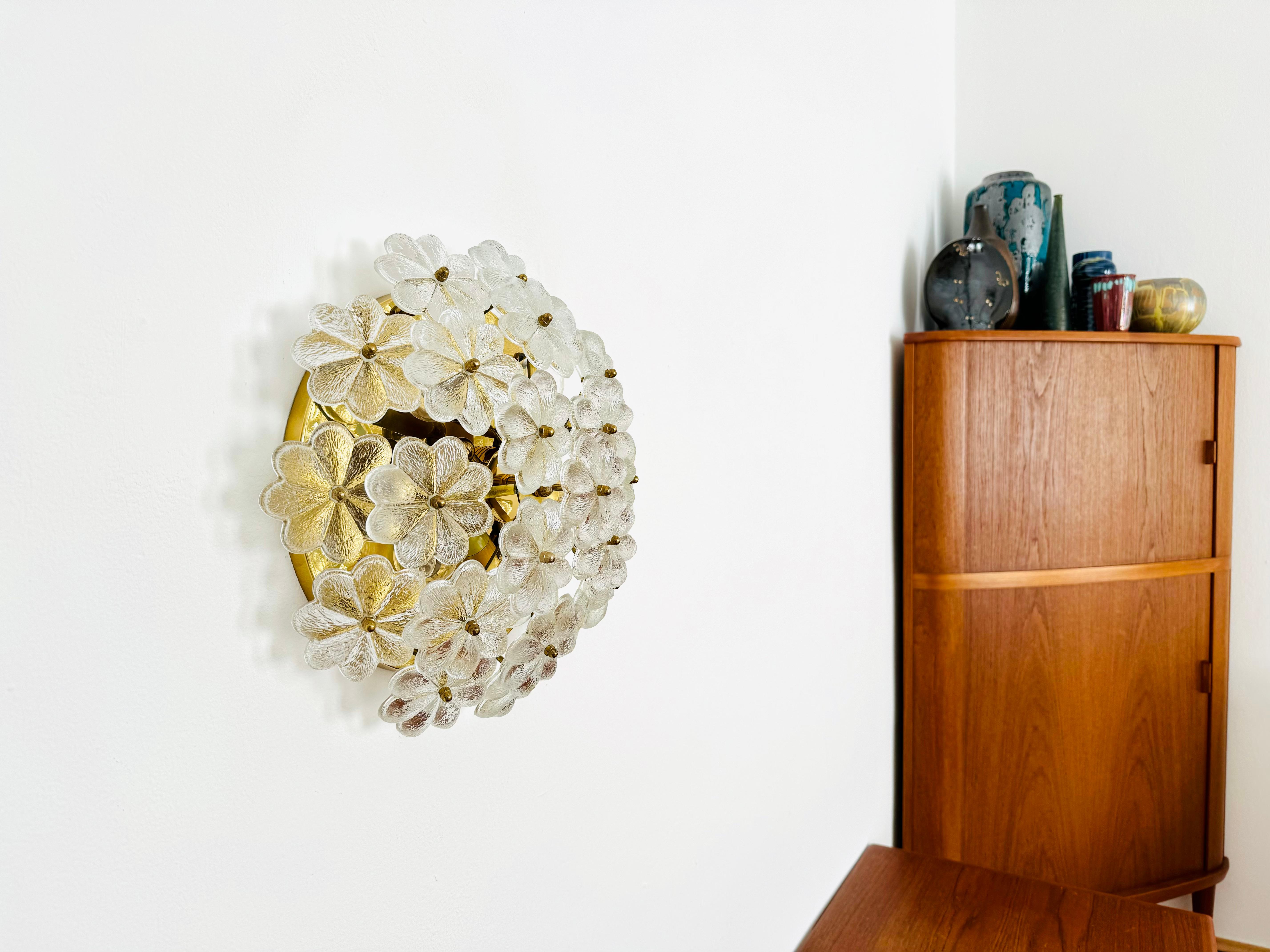 Grande lampe encastrée en verre de cristal à motifs floraux par Ernst Palme en vente 1