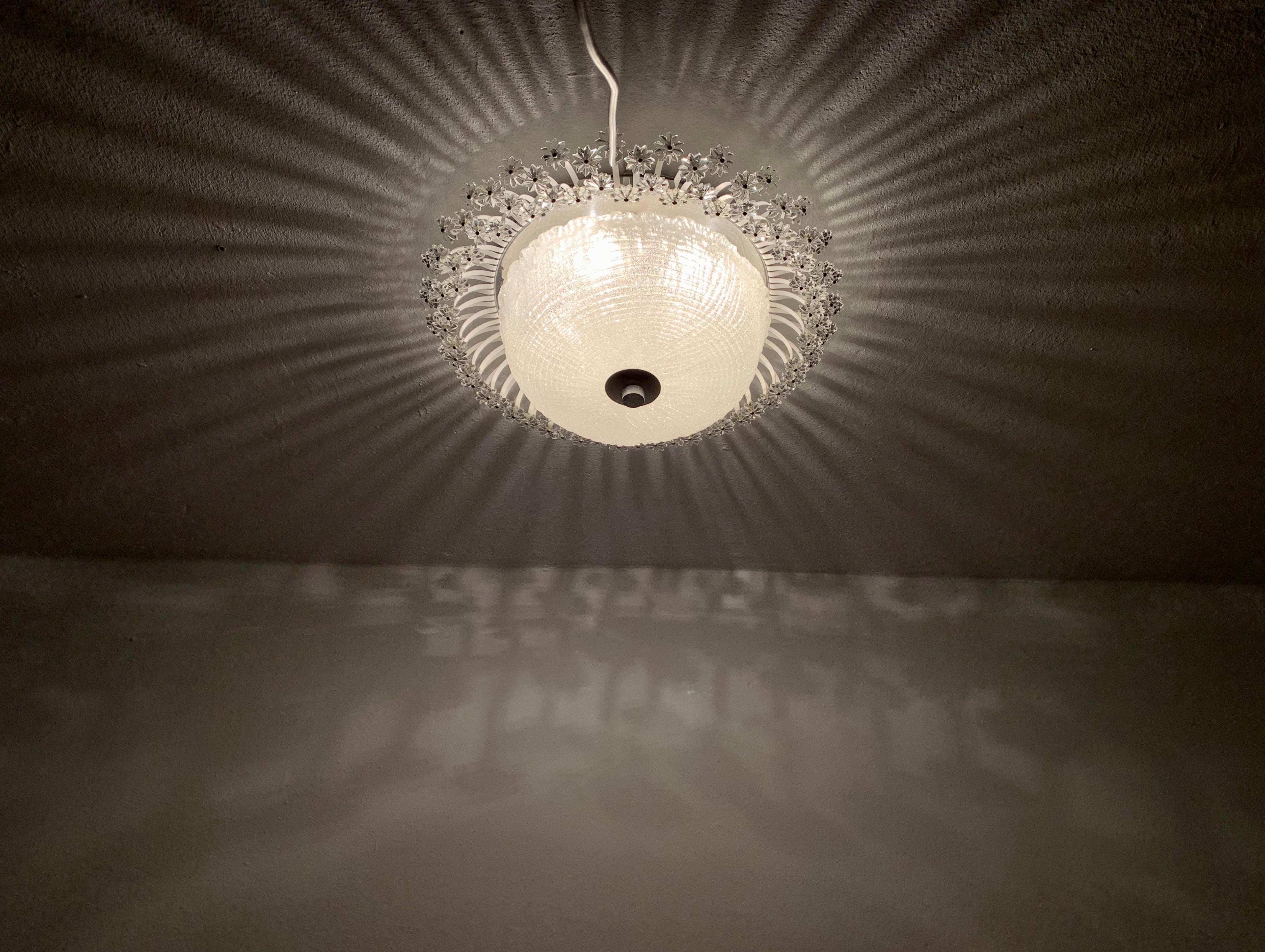 Große Flush-Lampe aus geblümtem Kristallglas im Angebot 3