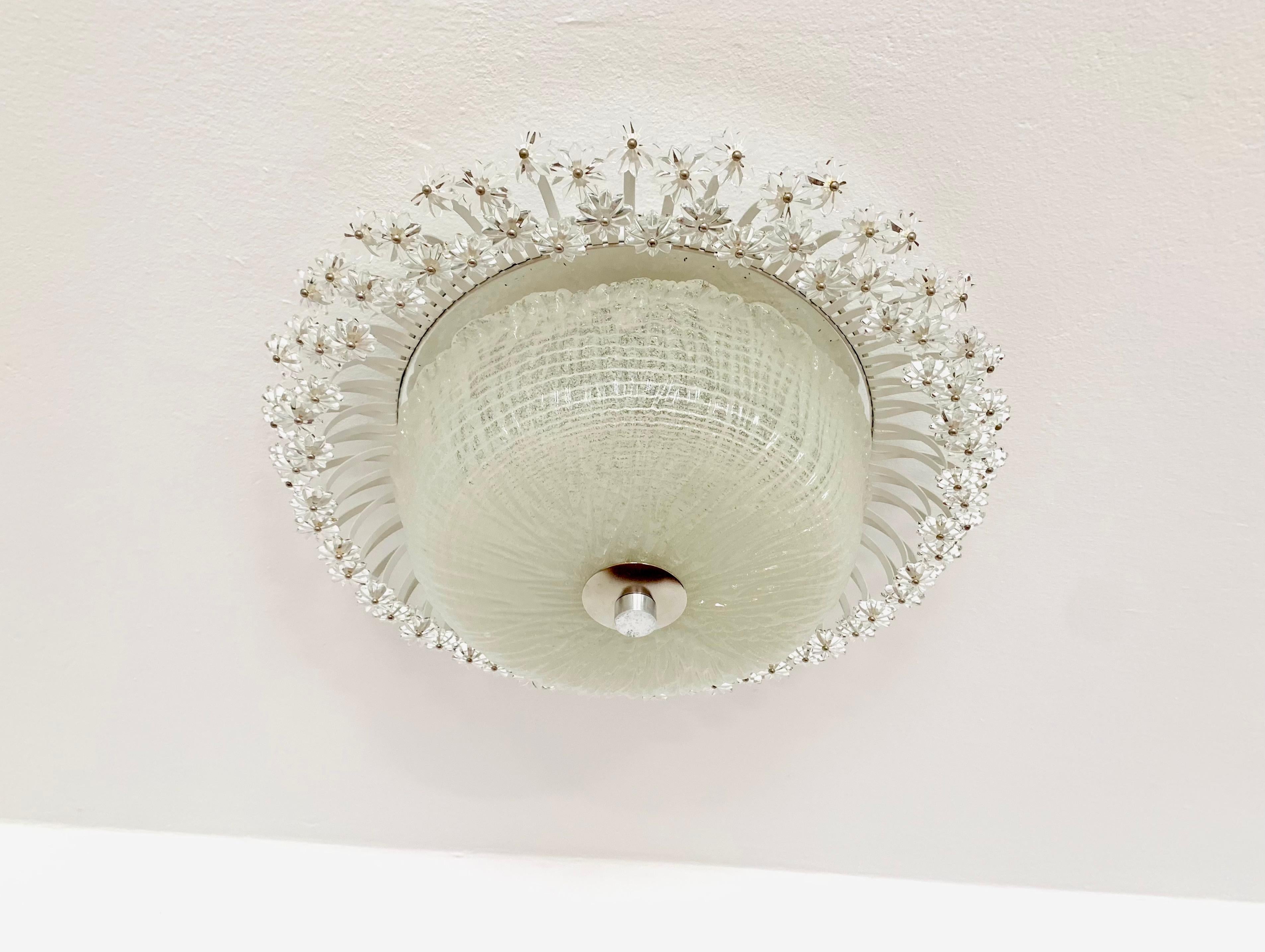 Impressive floral ceiling lamp from the 1960s.
Extremely successful design and very high quality workmanship.
The floral crystals create a spectacular play of light.
Very luxurious and an asset to any home.

Condition:

Very good vintage condition