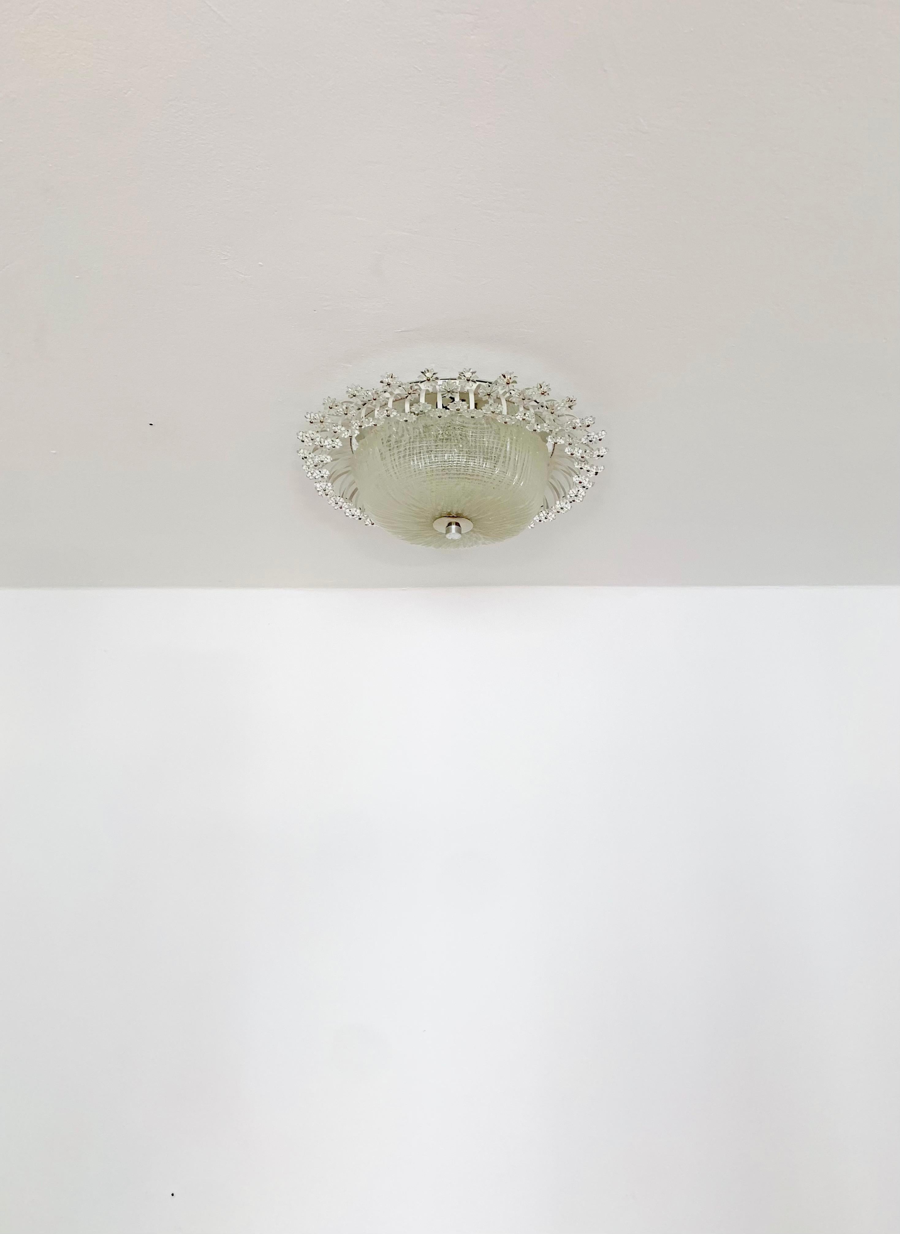 Große Flush-Lampe aus geblümtem Kristallglas im Zustand „Gut“ im Angebot in München, DE
