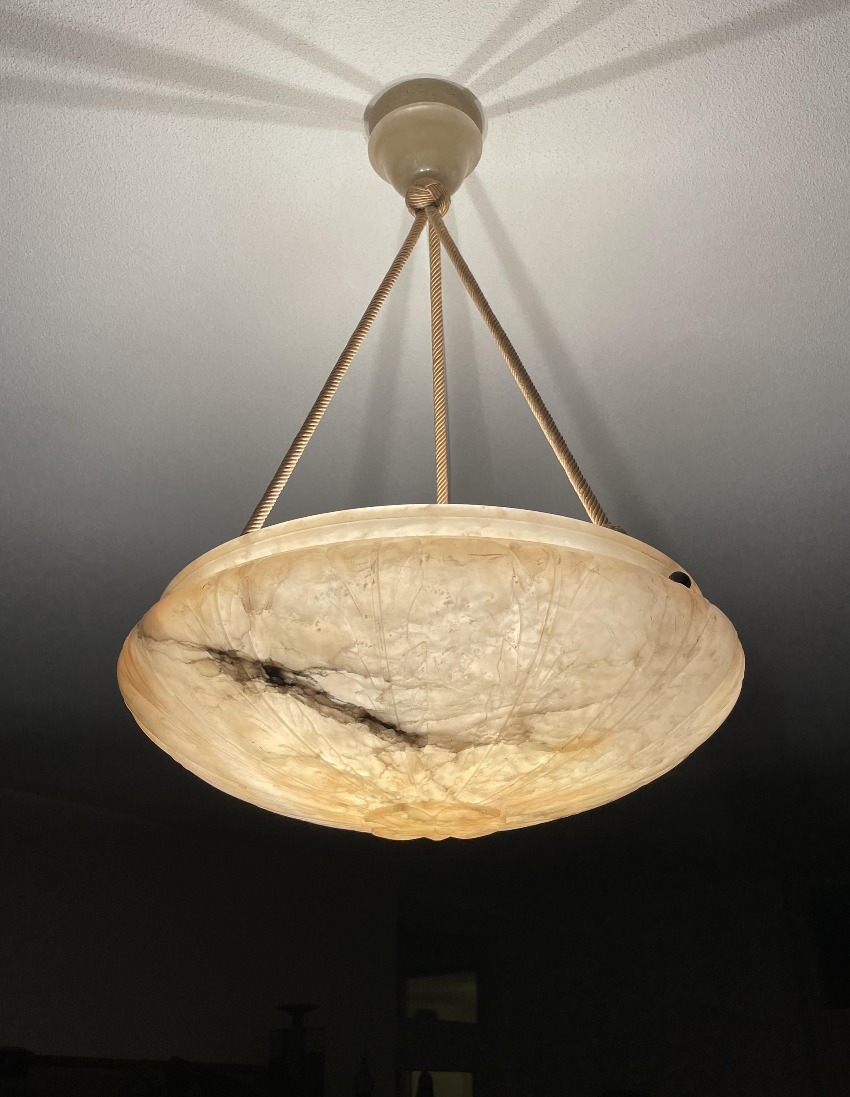 Grande lampadario a sospensione in alabastro con design floreale. Cappello in corda e menta abbinato 1