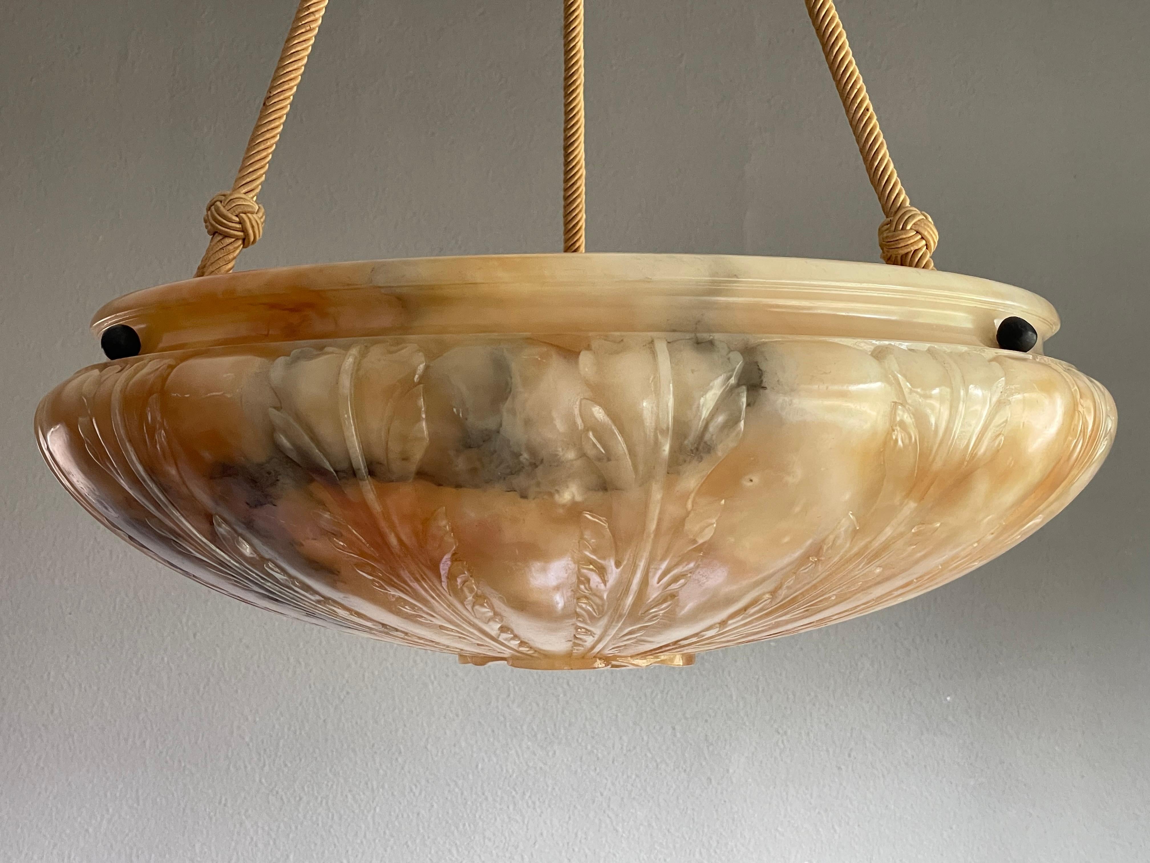 Grande lampadario a sospensione in alabastro con design floreale. Cappello in corda e menta abbinato 2