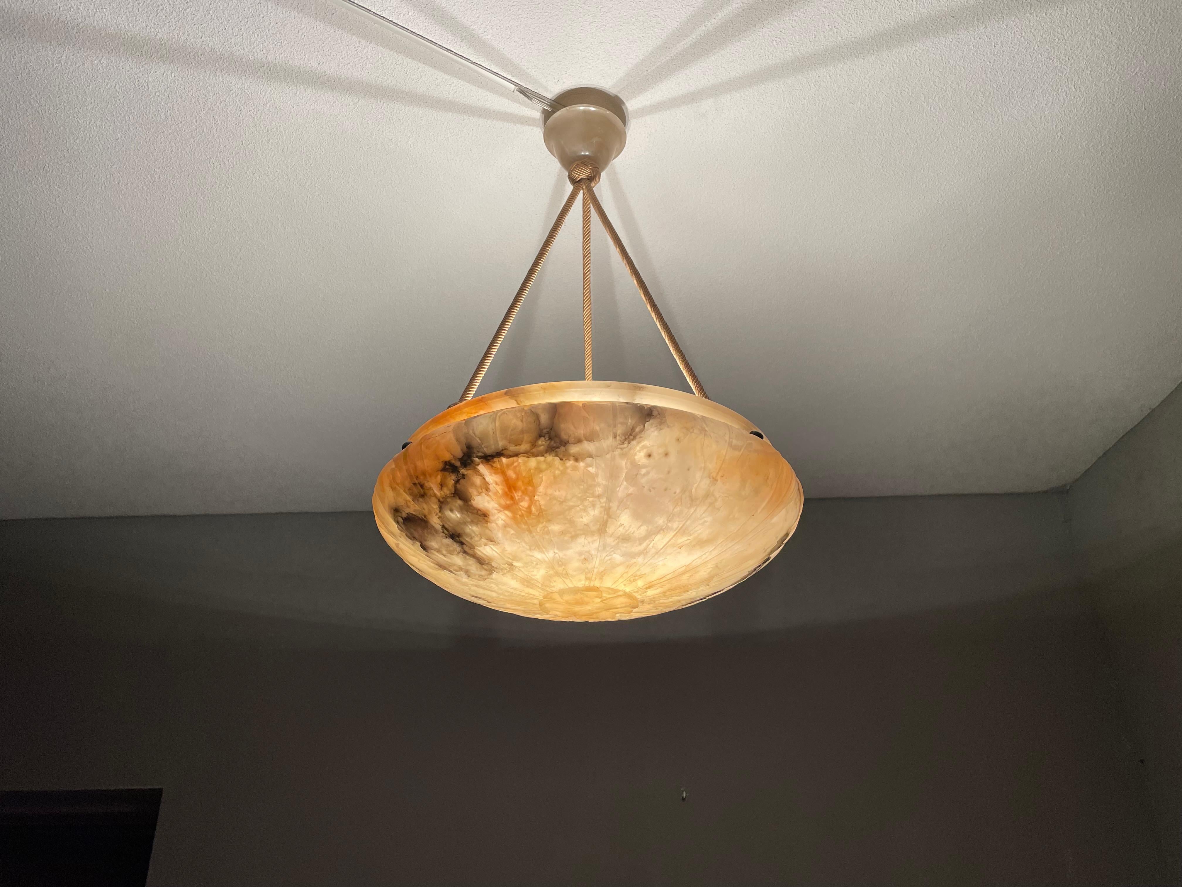 Grande lampadario a sospensione in alabastro con design floreale. Cappello in corda e menta abbinato 3