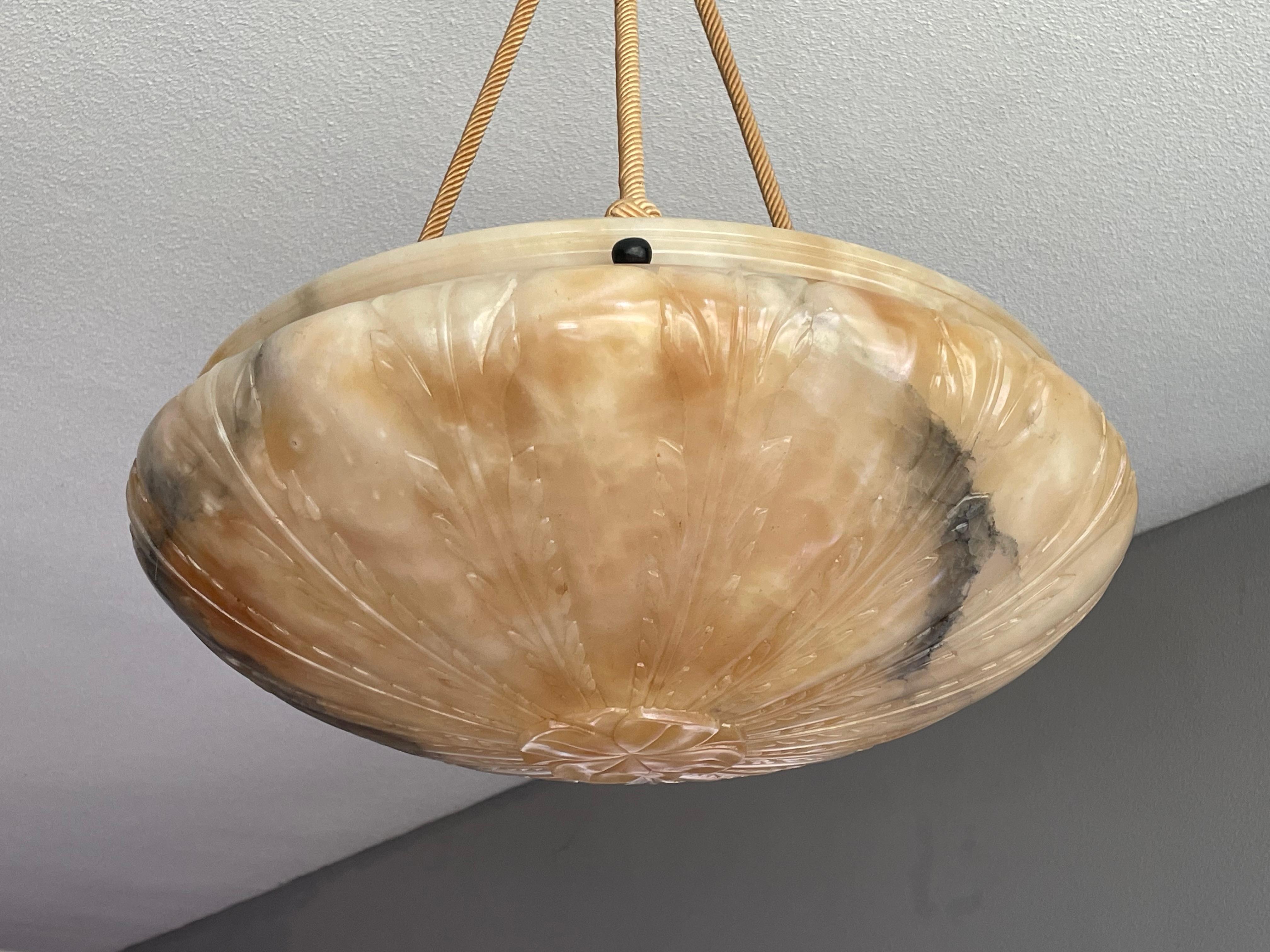 Grande lampadario a sospensione in alabastro con design floreale. Cappello in corda e menta abbinato 4