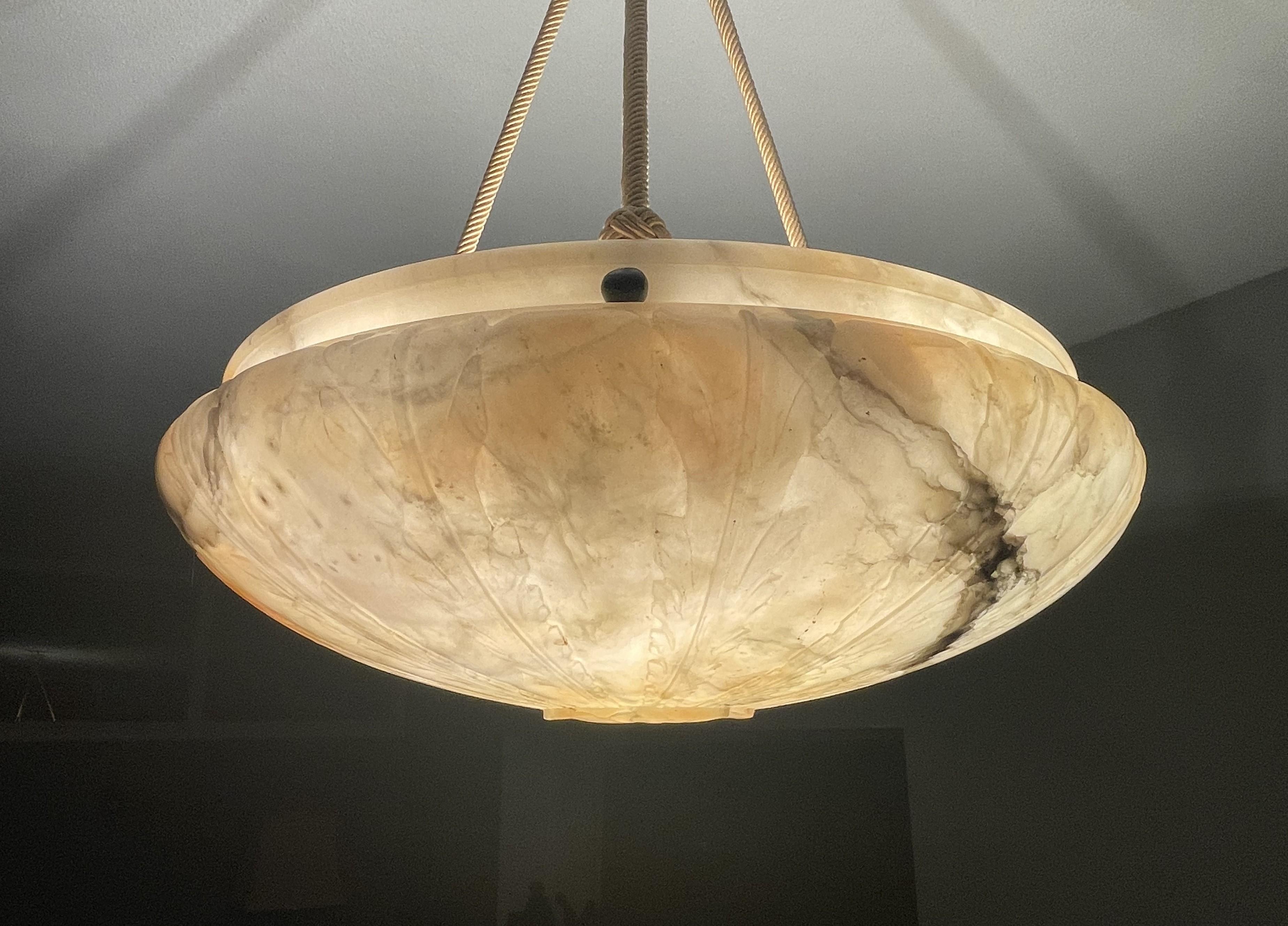 Grande lampadario a sospensione in alabastro con design floreale. Cappello in corda e menta abbinato 5