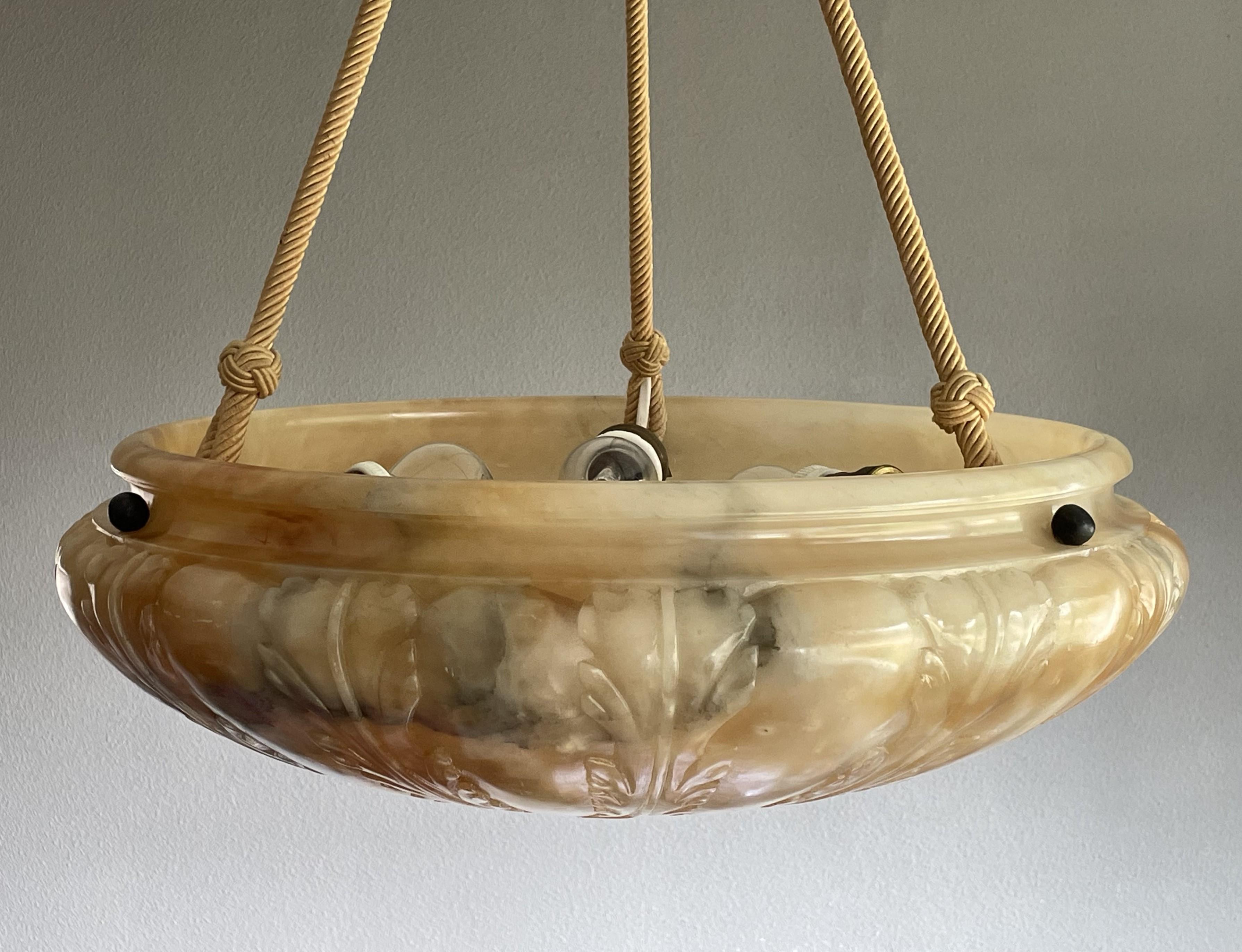 Grande lampadario a sospensione in alabastro con design floreale. Cappello in corda e menta abbinato 6