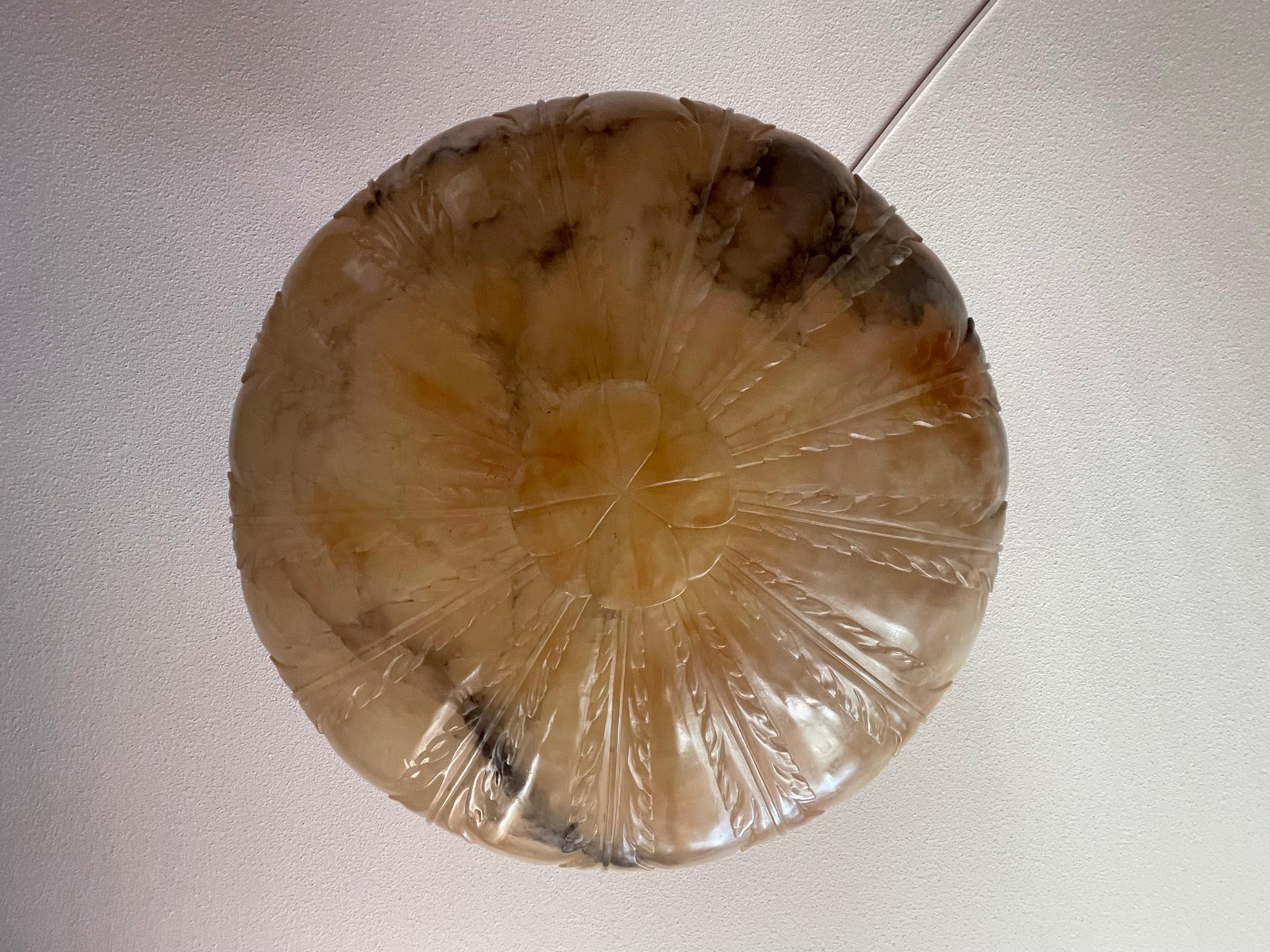 Grande lampadario a sospensione in alabastro con design floreale. Cappello in corda e menta abbinato 8