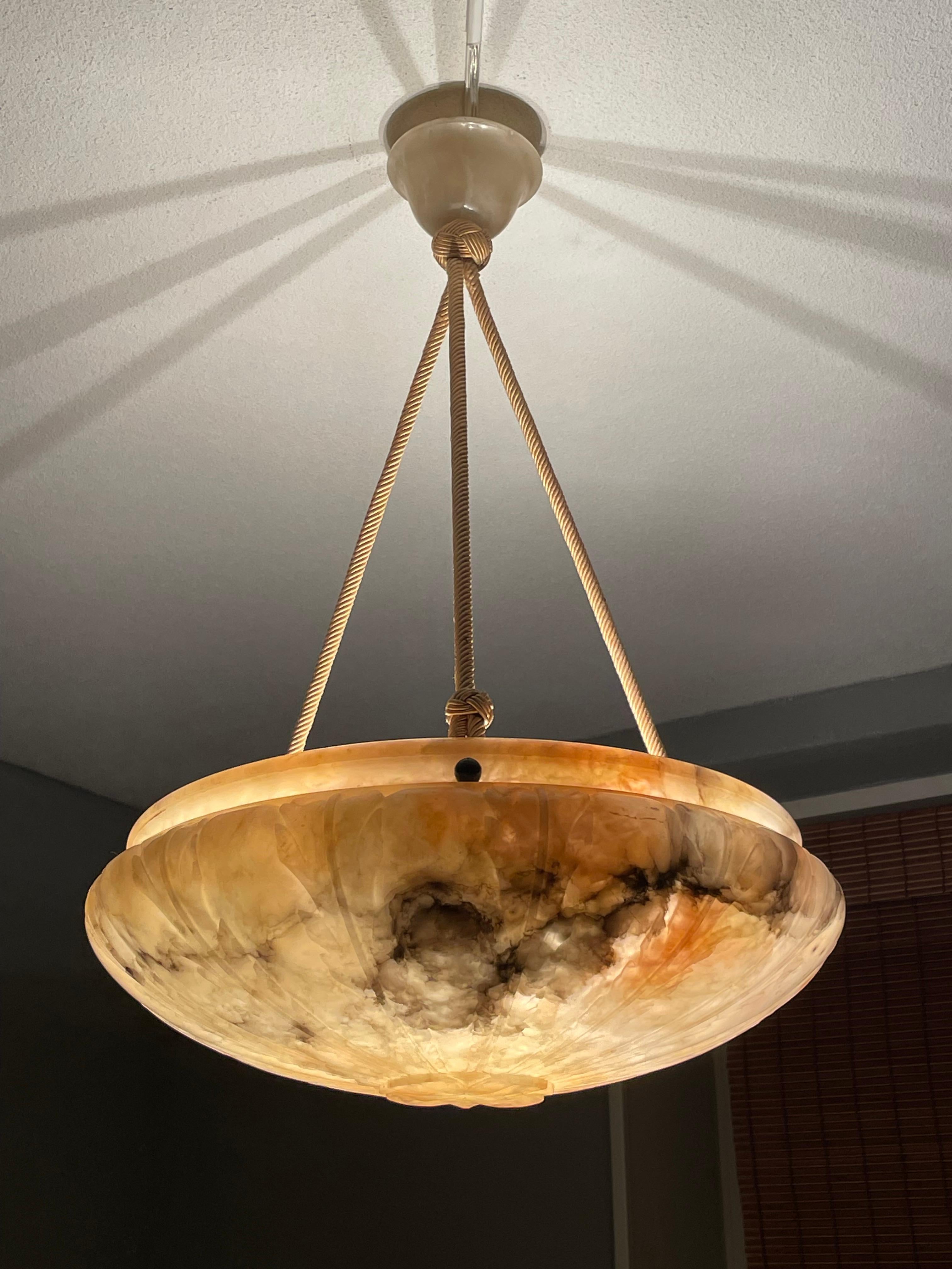 Grande lampadario a sospensione in alabastro con design floreale. Cappello in corda e menta abbinato 9