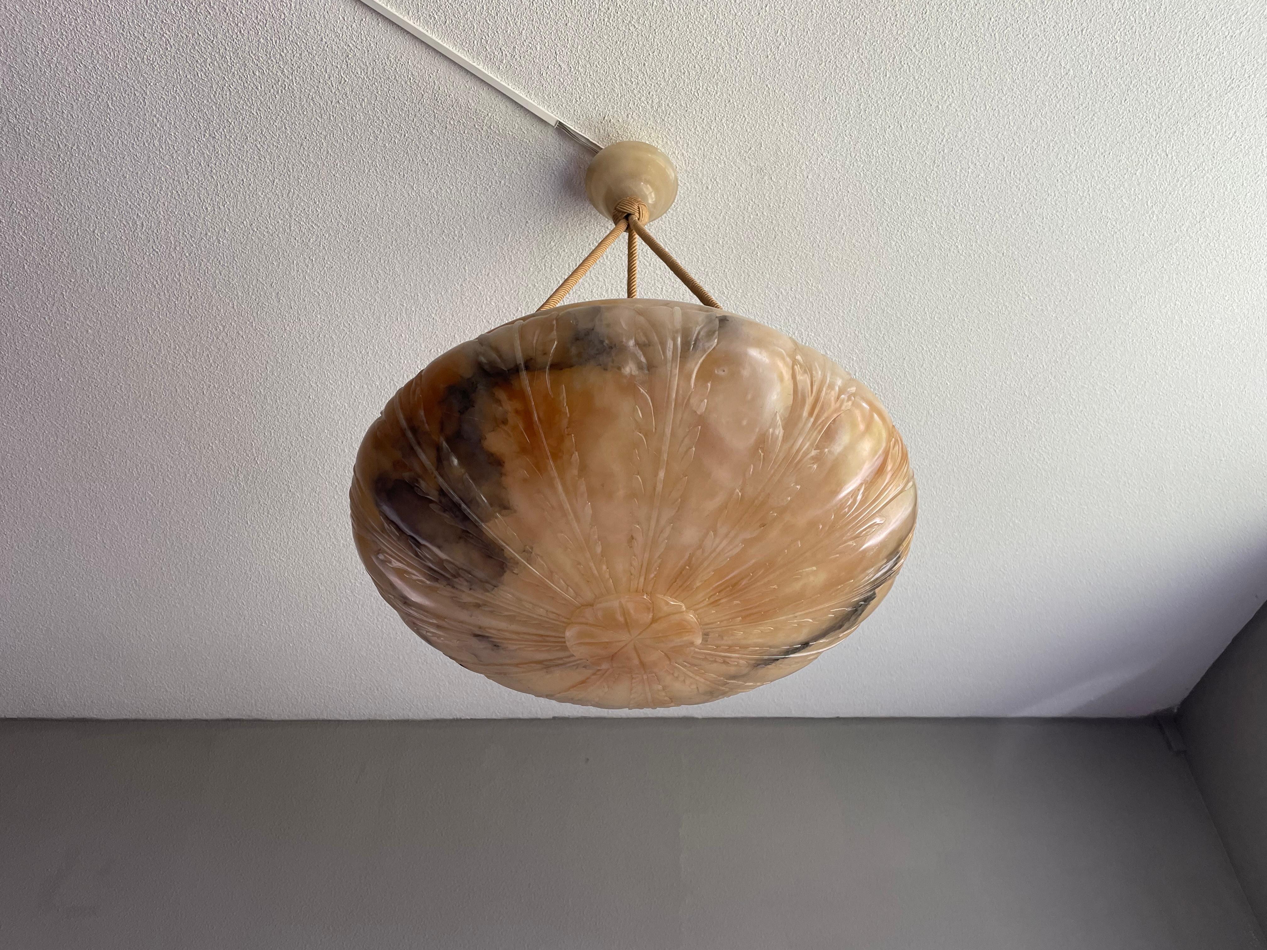 Grande lampadario a sospensione in alabastro con design floreale. Cappello in corda e menta abbinato 10