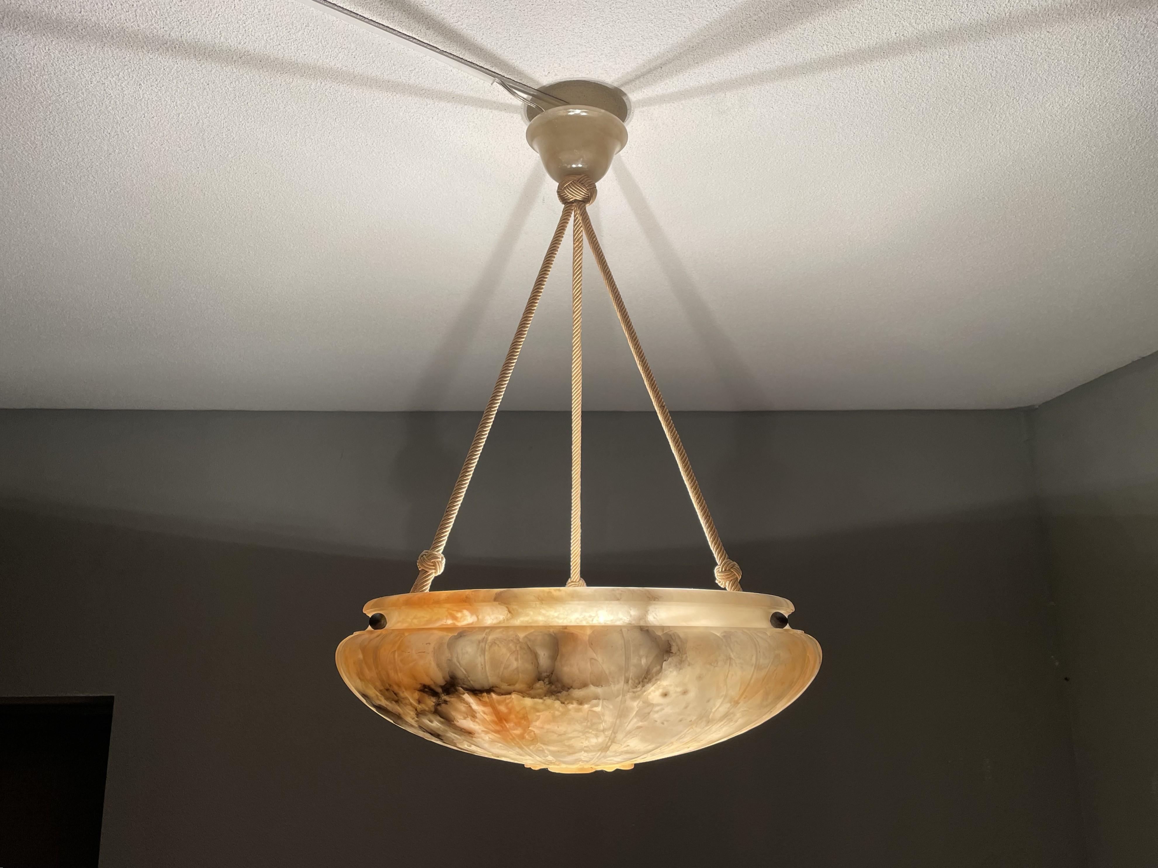 Lampadario di alta classe e colorato con paralume e baldacchino in alabastro.

Grazie alle sue grandi dimensioni, al suo design floreale intagliato a mano e alle sue superbe condizioni, questo antico lampadario in alabastro illuminerà le tue