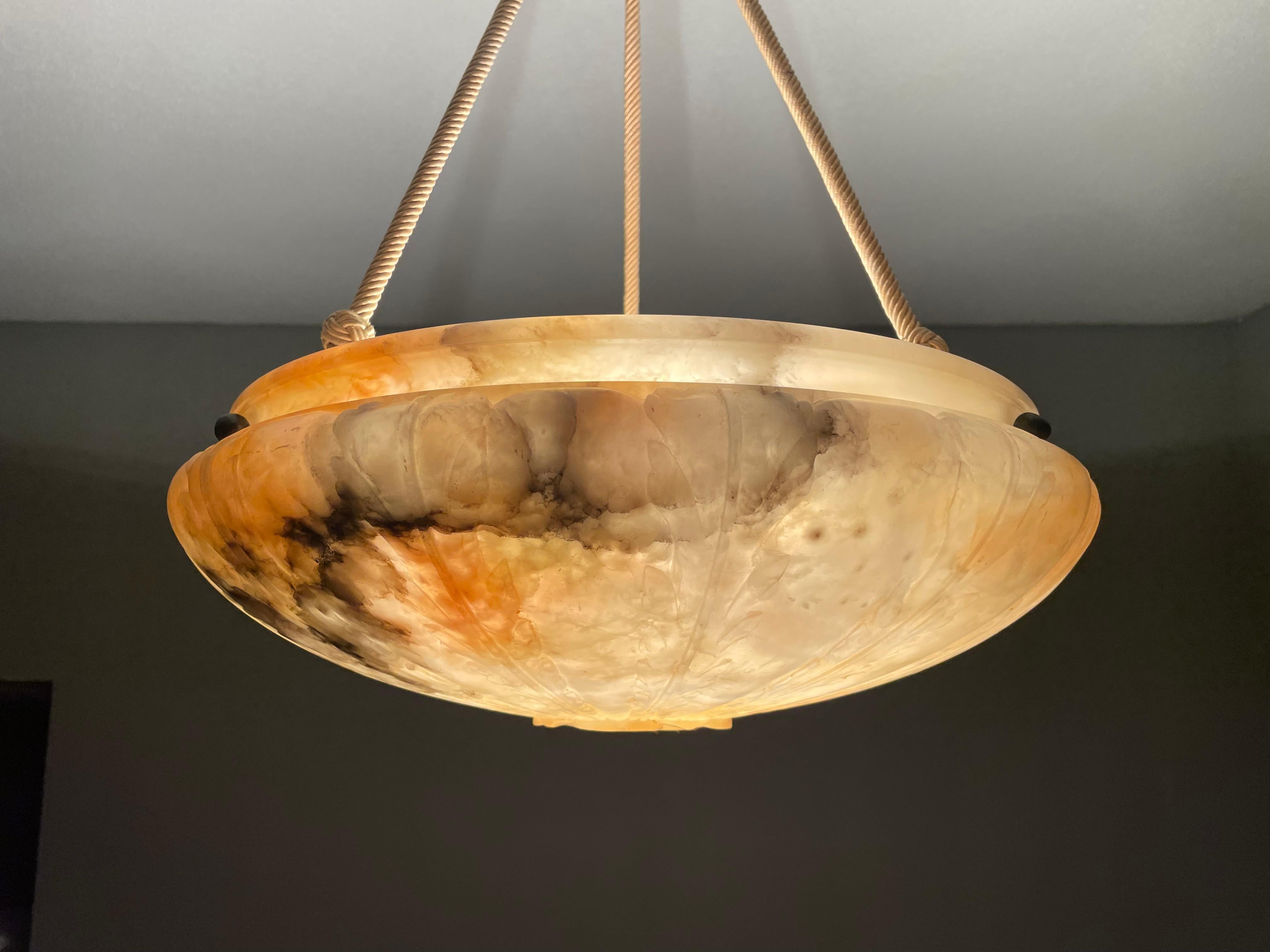 Arts and Crafts Grande lampadario a sospensione in alabastro con design floreale. Cappello in corda e menta abbinato
