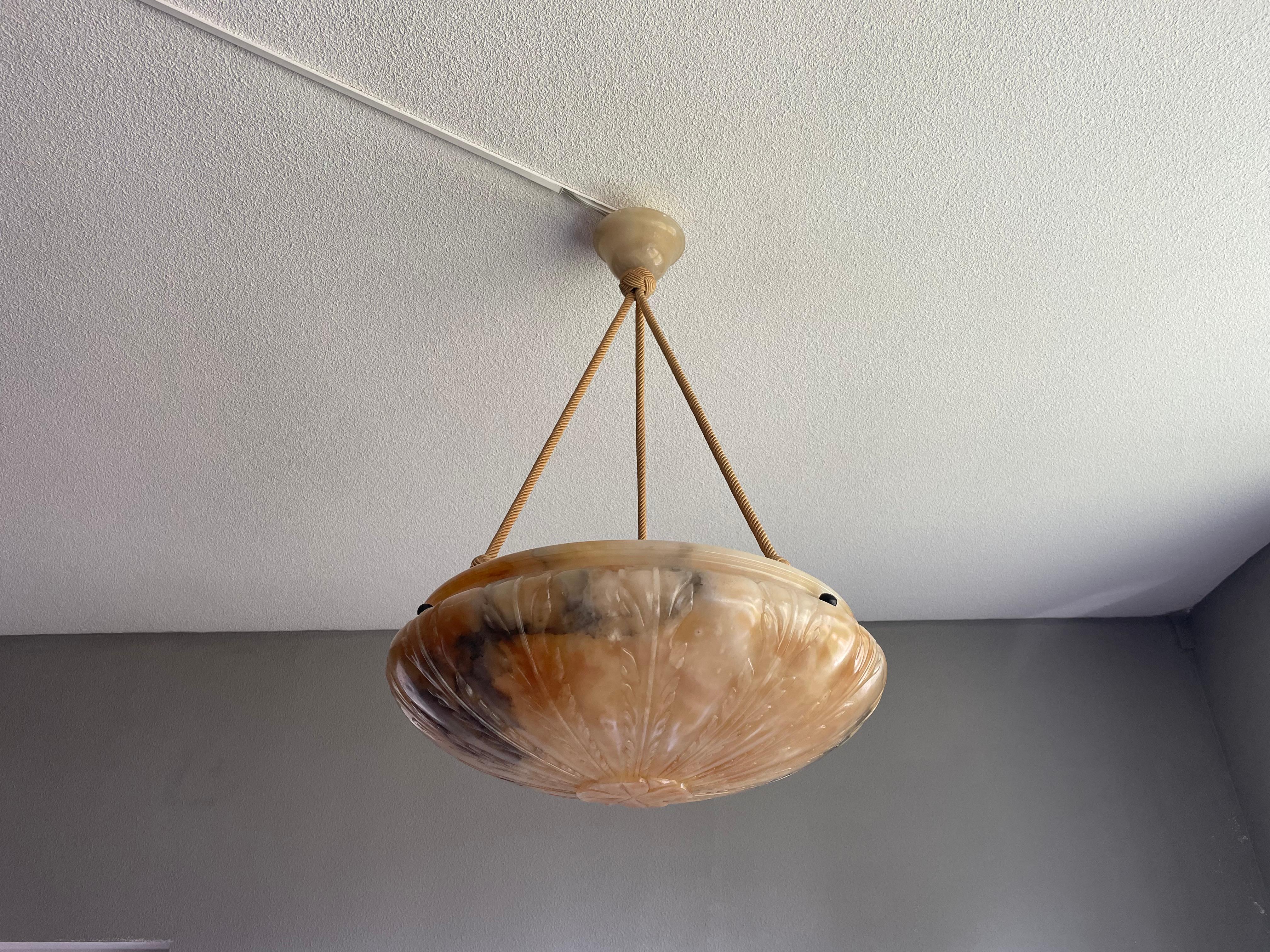 Francese Grande lampadario a sospensione in alabastro con design floreale. Cappello in corda e menta abbinato