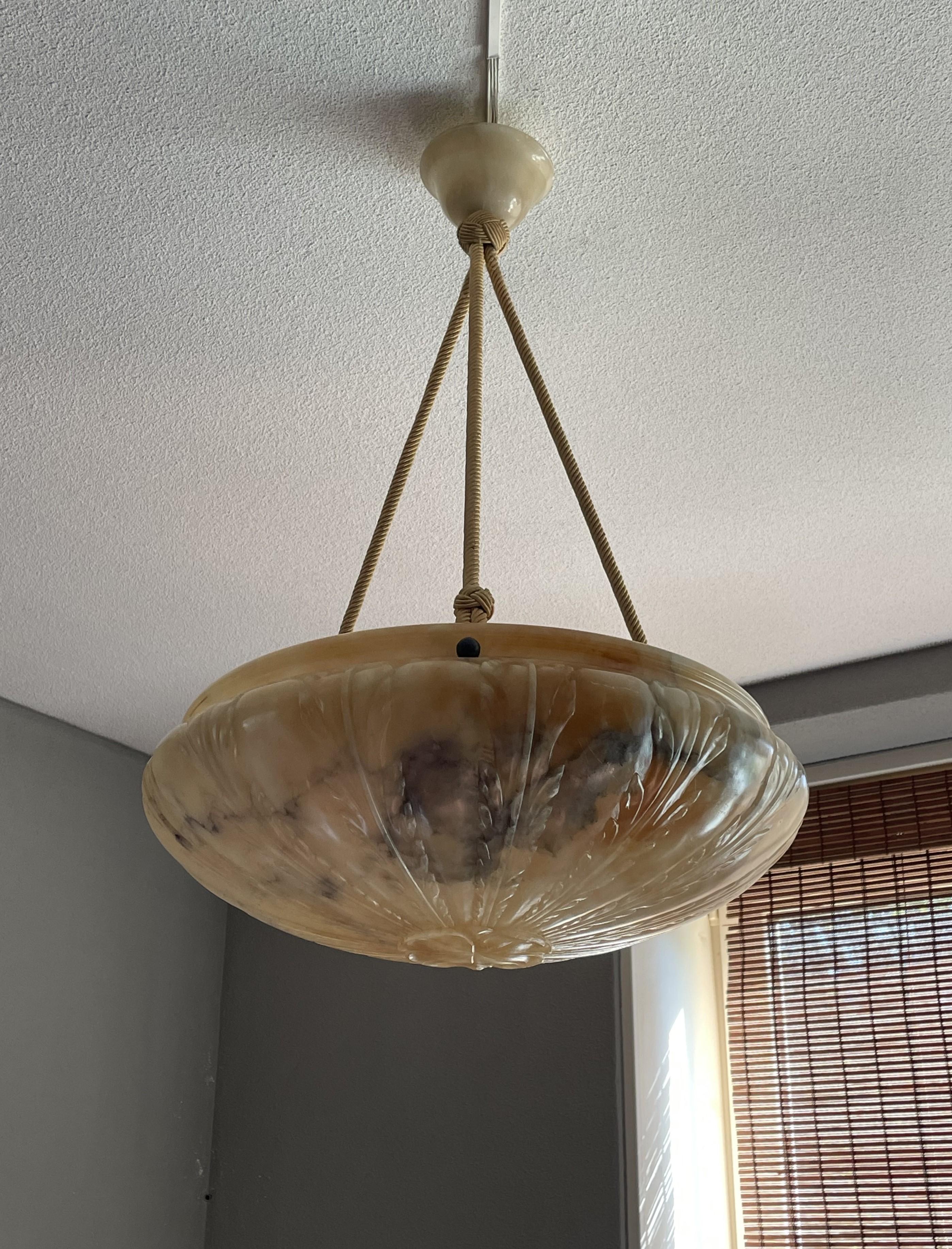 Annerito Grande lampadario a sospensione in alabastro con design floreale. Cappello in corda e menta abbinato