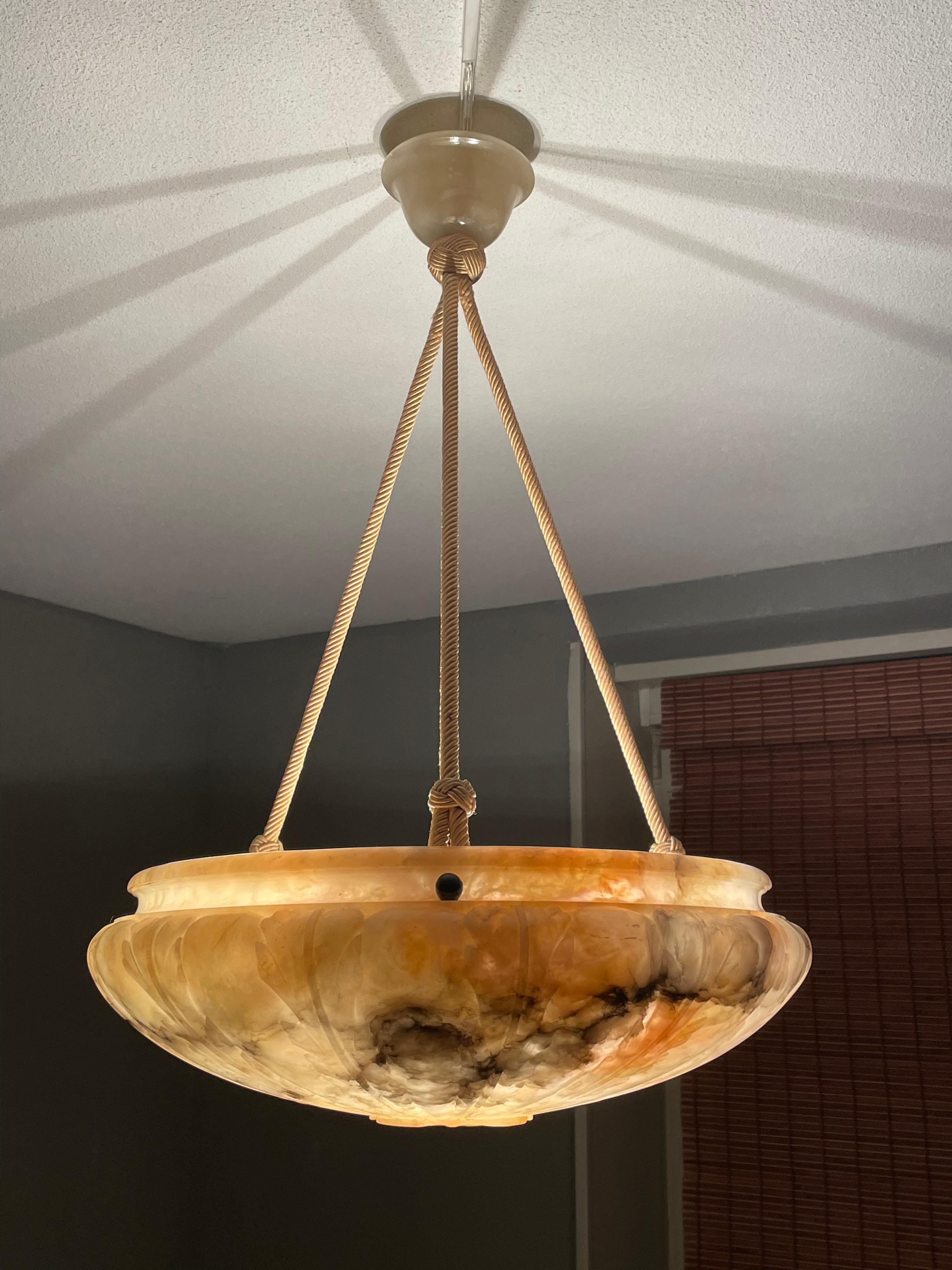 Grande lampadario a sospensione in alabastro con design floreale. Cappello in corda e menta abbinato In condizioni ottime a Lisse, NL