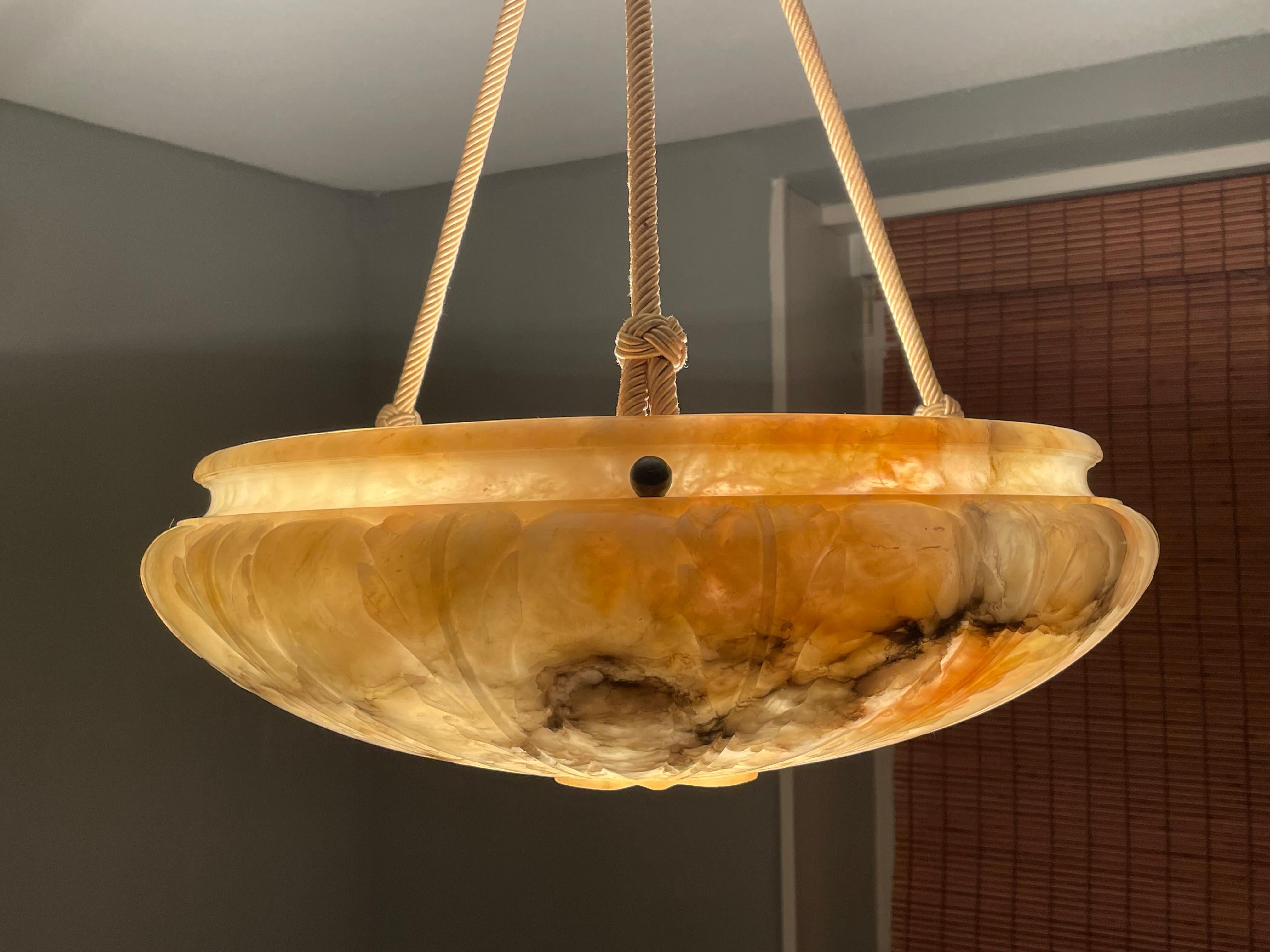 XX secolo Grande lampadario a sospensione in alabastro con design floreale. Cappello in corda e menta abbinato
