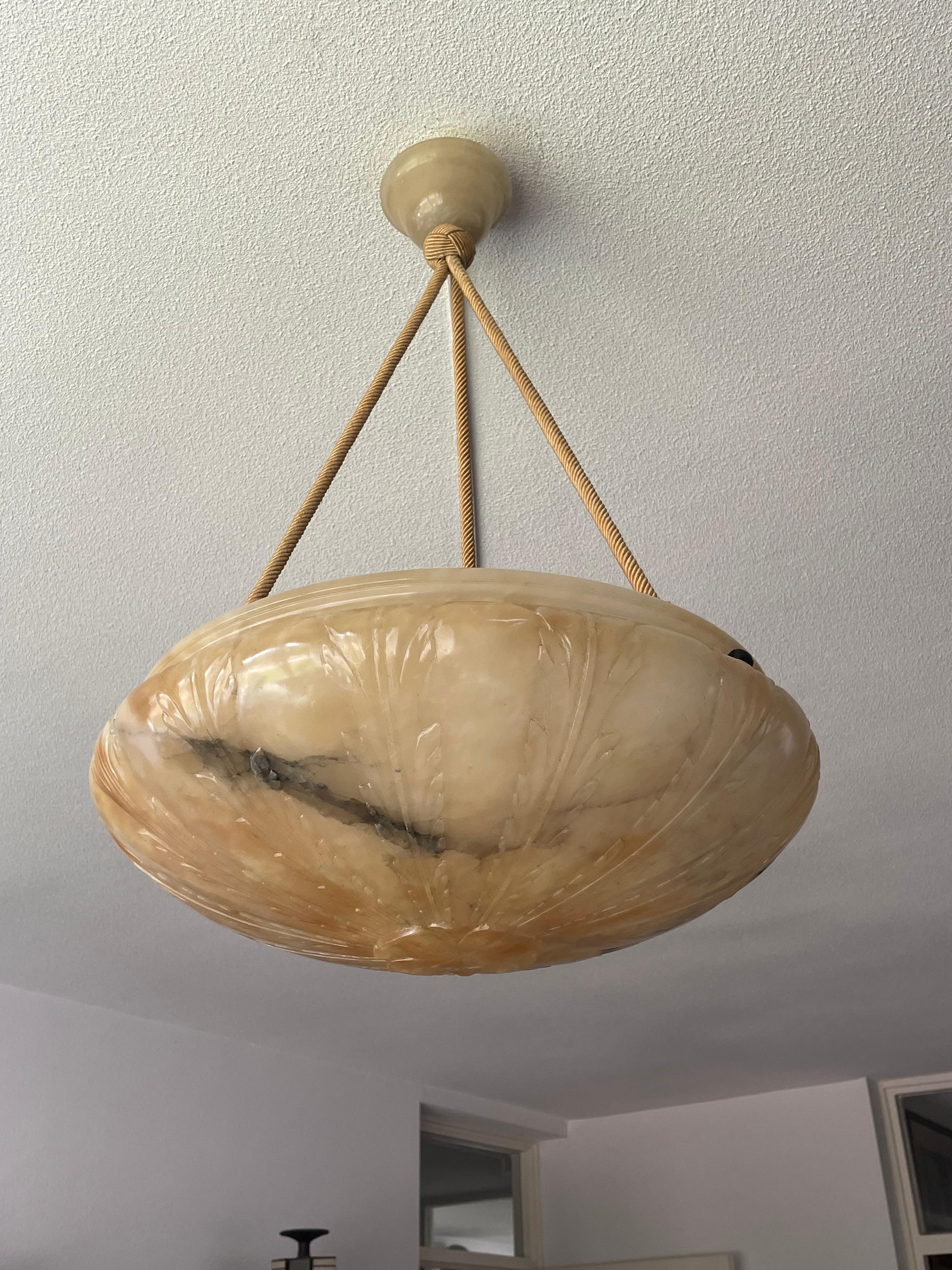 Ferro Grande lampadario a sospensione in alabastro con design floreale. Cappello in corda e menta abbinato