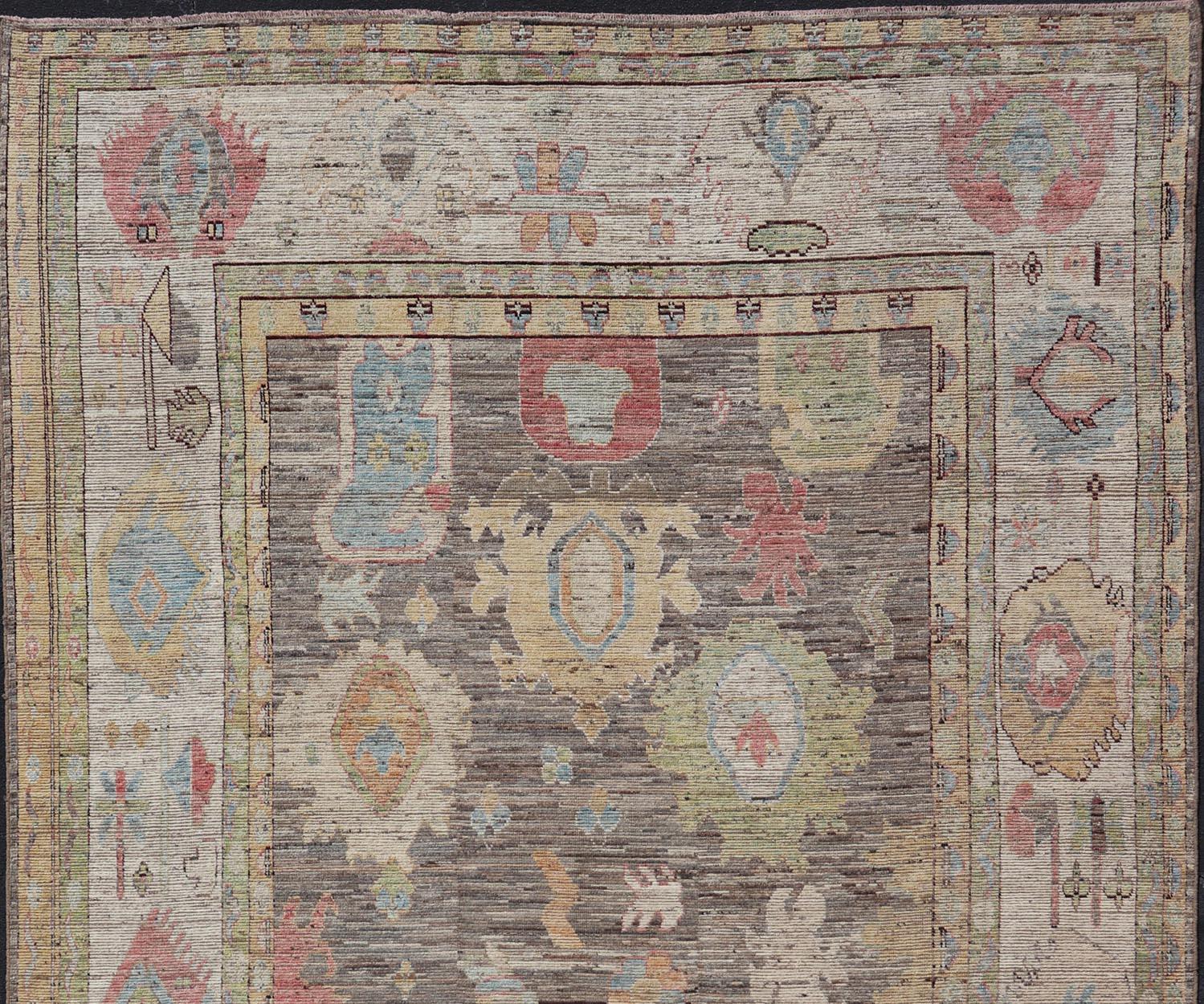 Großer moderner Oushak mit Blumenmuster auf braun-grauem Feld und cremefarbener Bordüre im Angebot 4