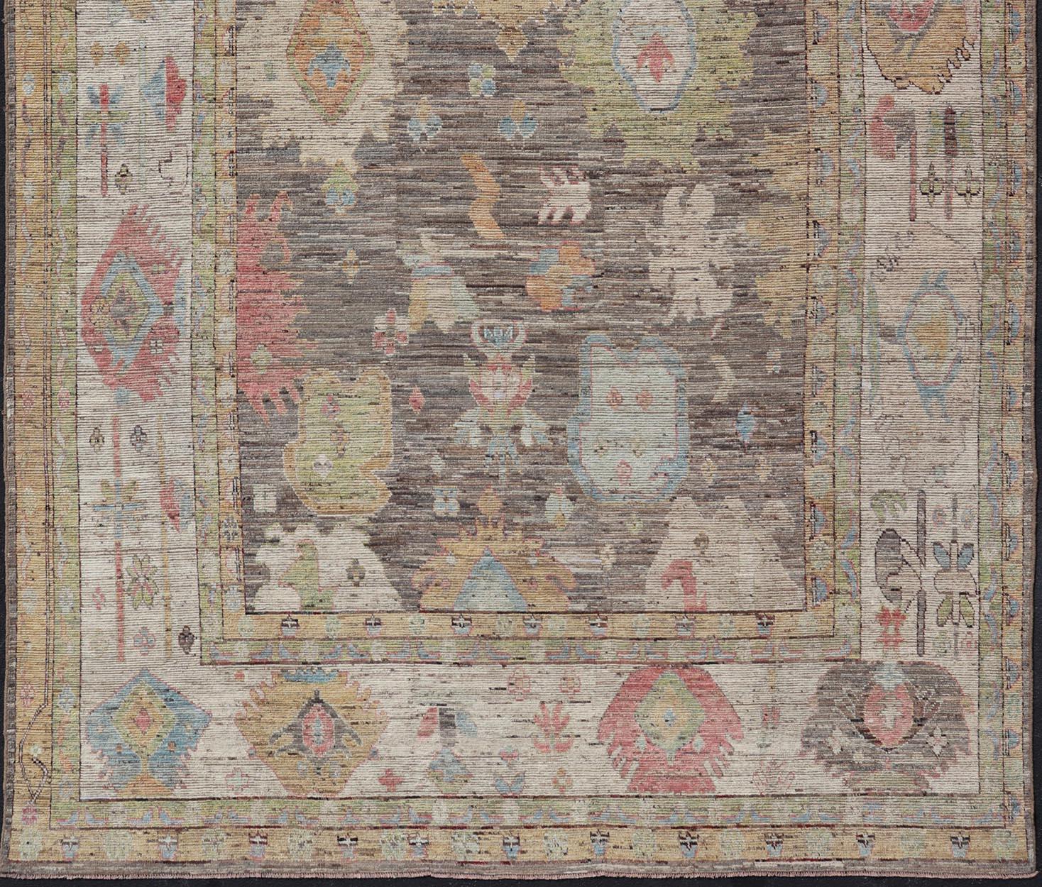 Großer moderner Oushak mit Blumenmuster auf braun-grauem Feld und cremefarbener Bordüre im Angebot 6