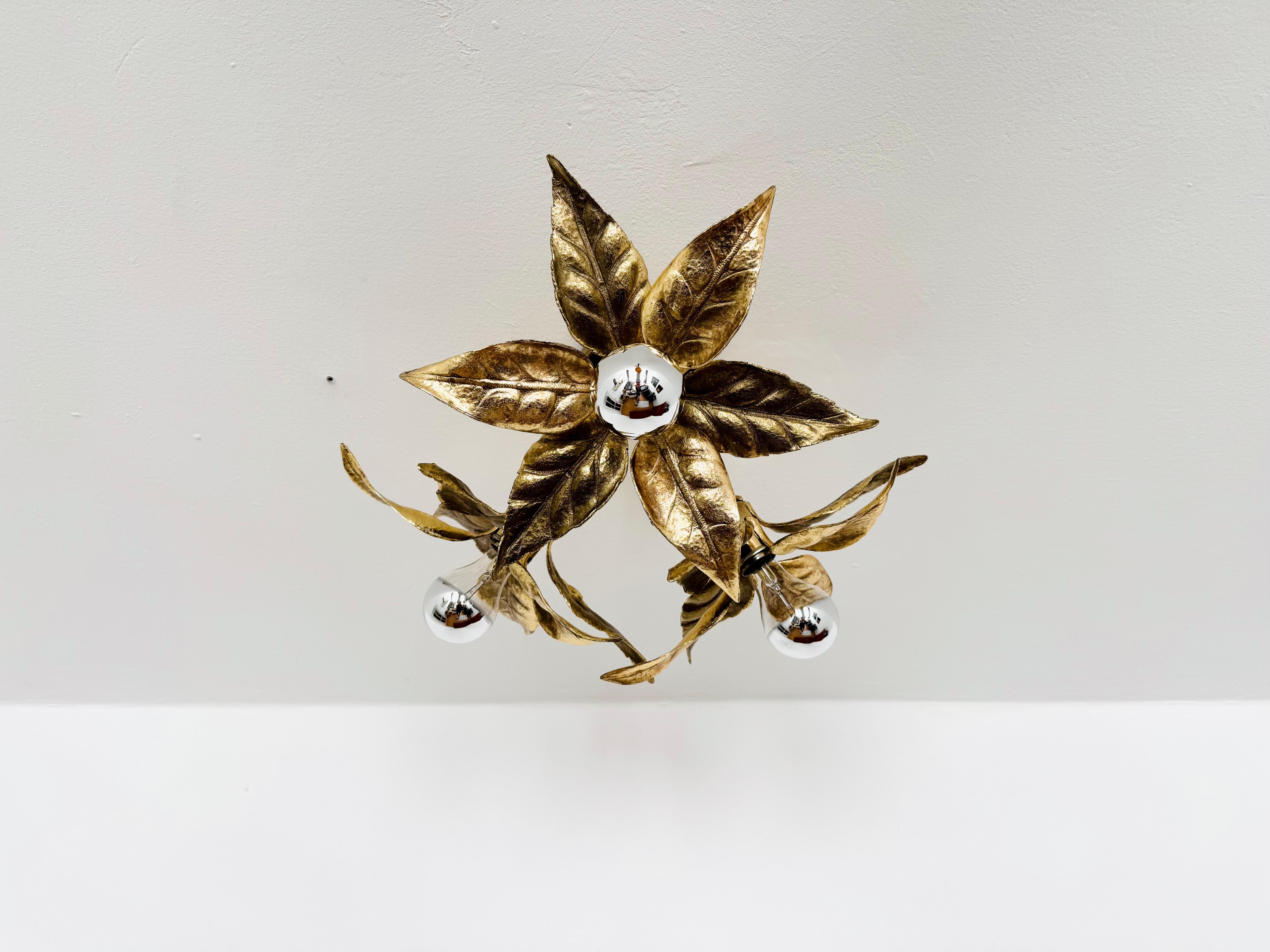 Lampada da soffitto floreale eccezionalmente grande e decorativa degli anni '60.
Ottimo design e lavorazione molto solida.
Le foglie creano una luce spettacolare.

Design: Willy Daro
Produttore: Massive

Condizioni:

Condizioni vintage molto buone