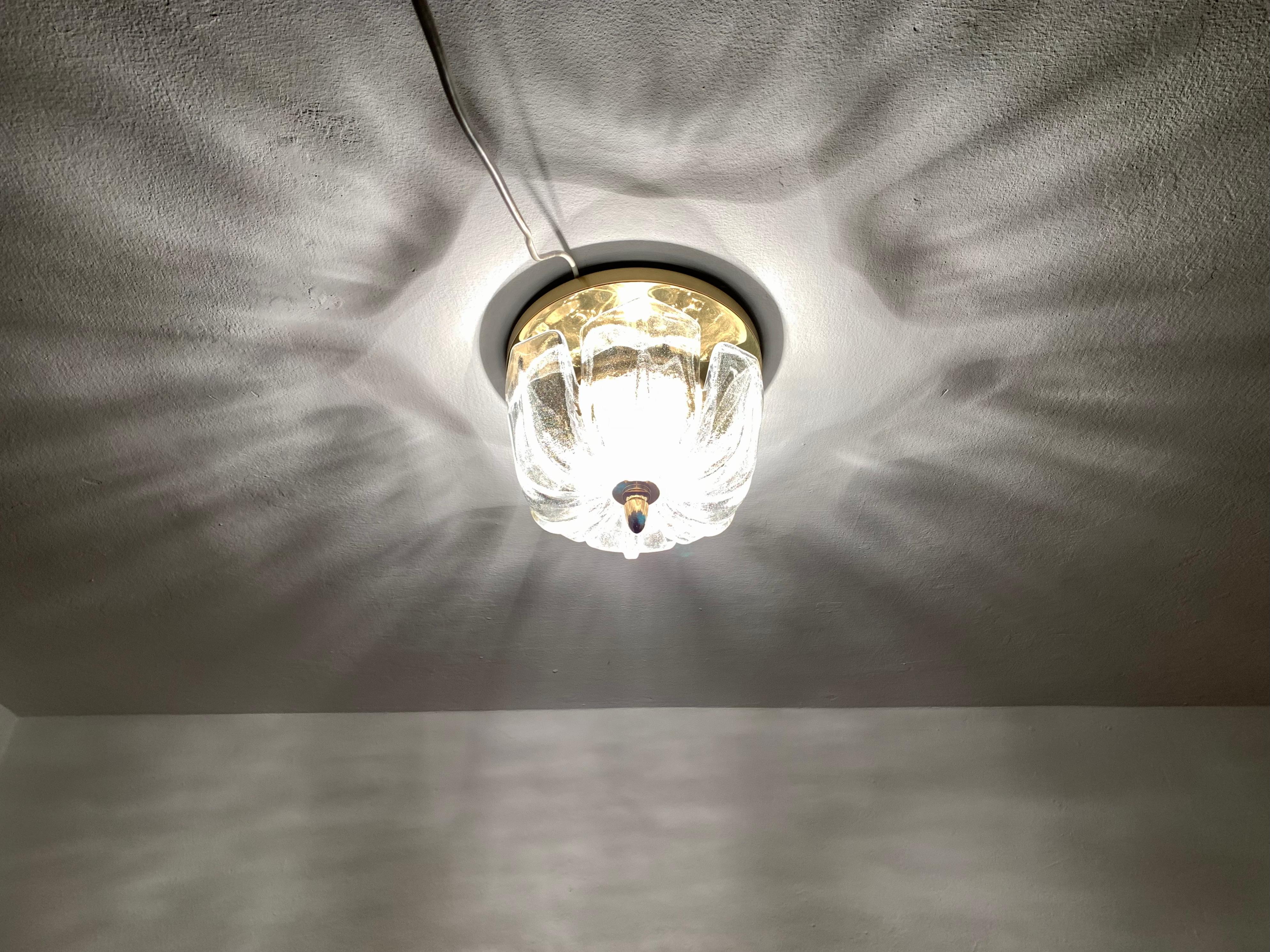 Flush Light grande in vetro ghiaccio floreale di Glashütte Limburg in vendita 3