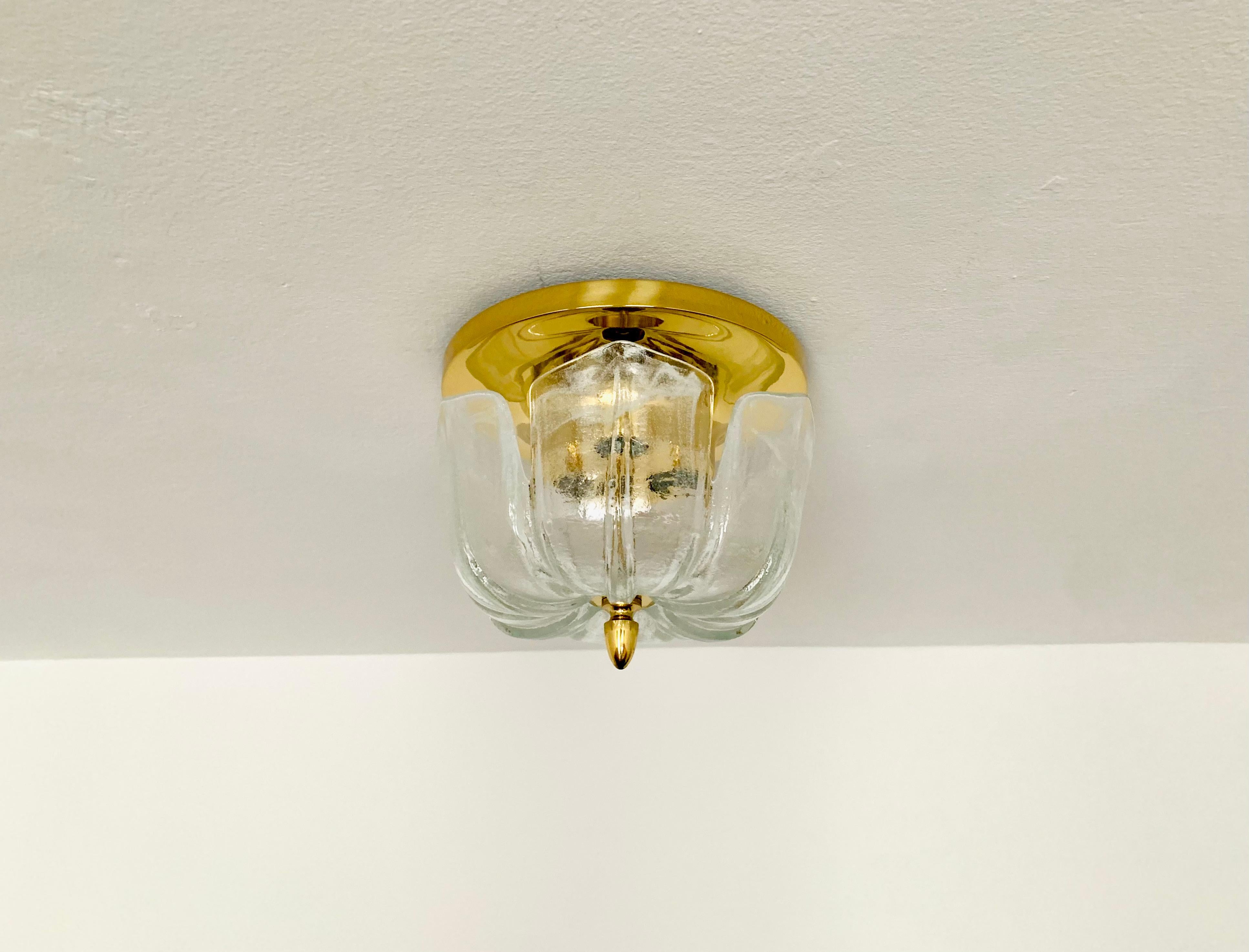 Mid-Century moderno Flush Light grande in vetro ghiaccio floreale di Glashütte Limburg in vendita