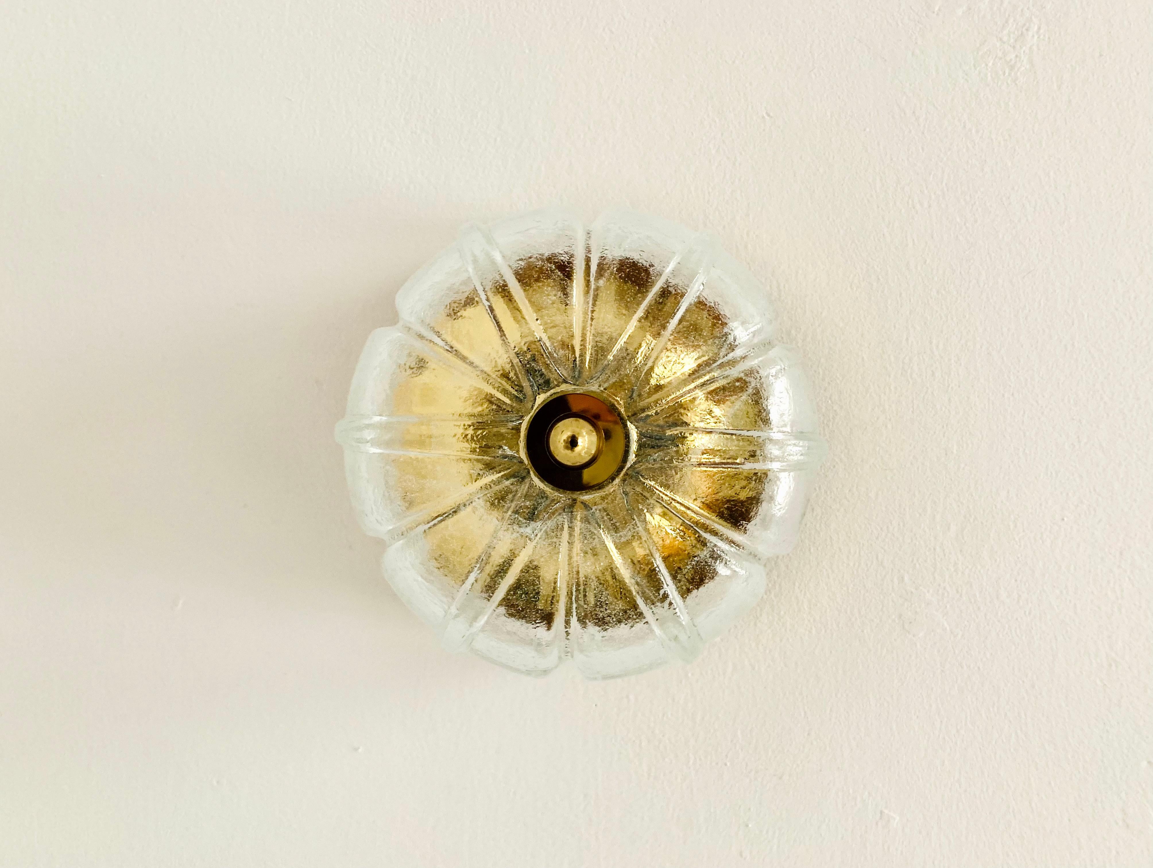 Metallo Flush Light grande in vetro ghiaccio floreale di Glashütte Limburg in vendita