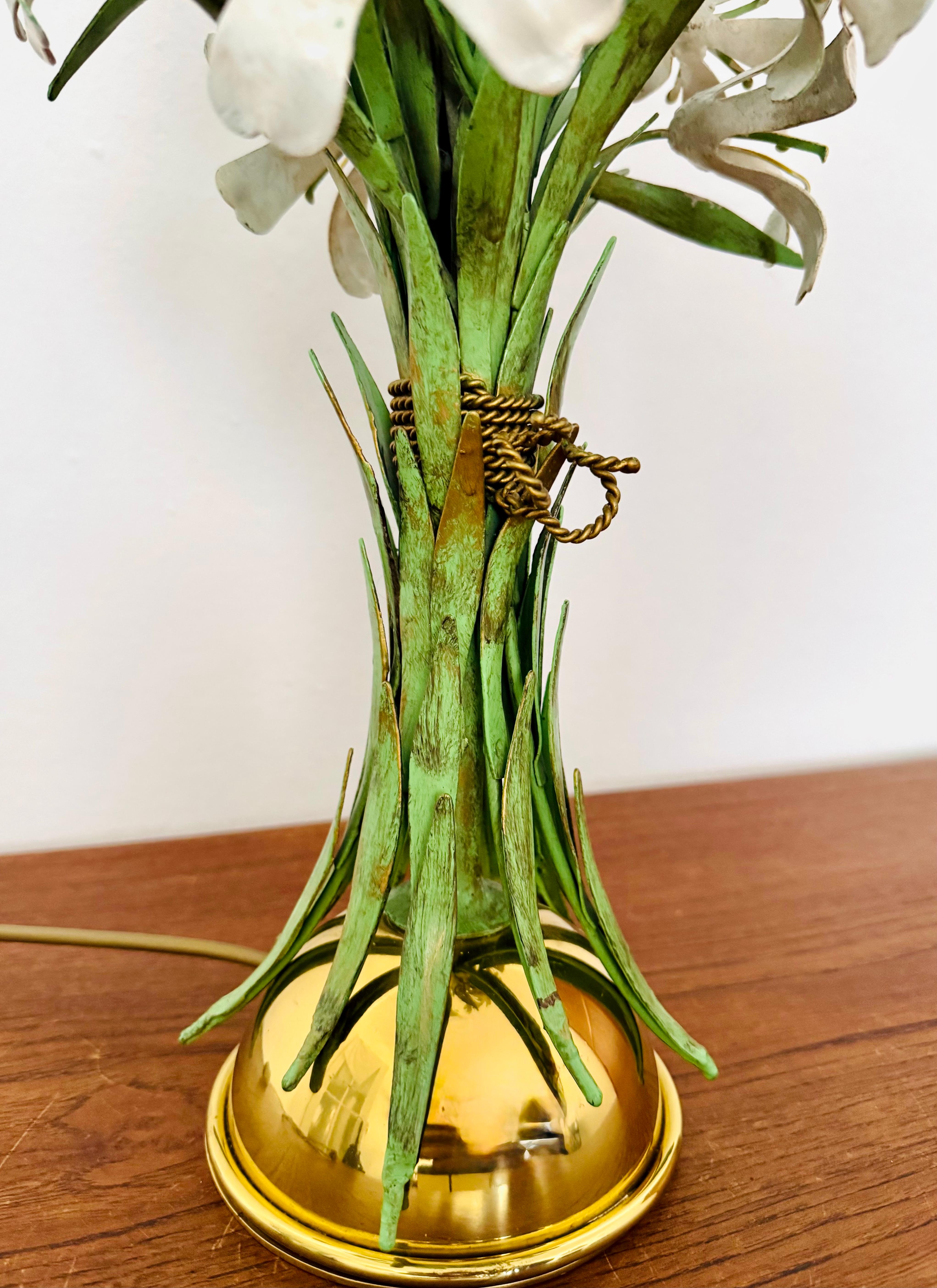 Grande lampe de table italienne à fleurs Hollywood Regency en vente 9