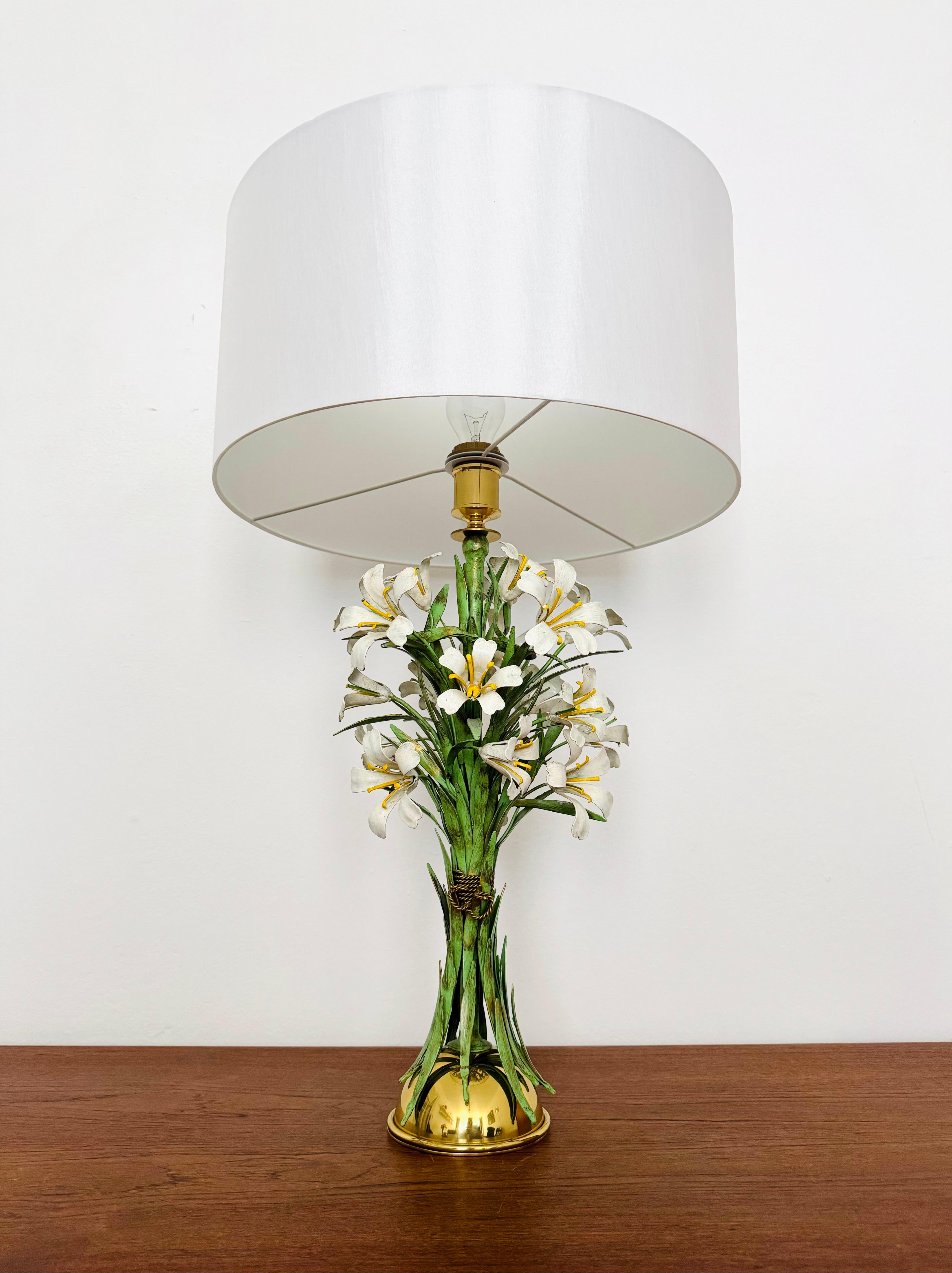 Grande lampe de table italienne à fleurs Hollywood Regency Bon état - En vente à München, DE