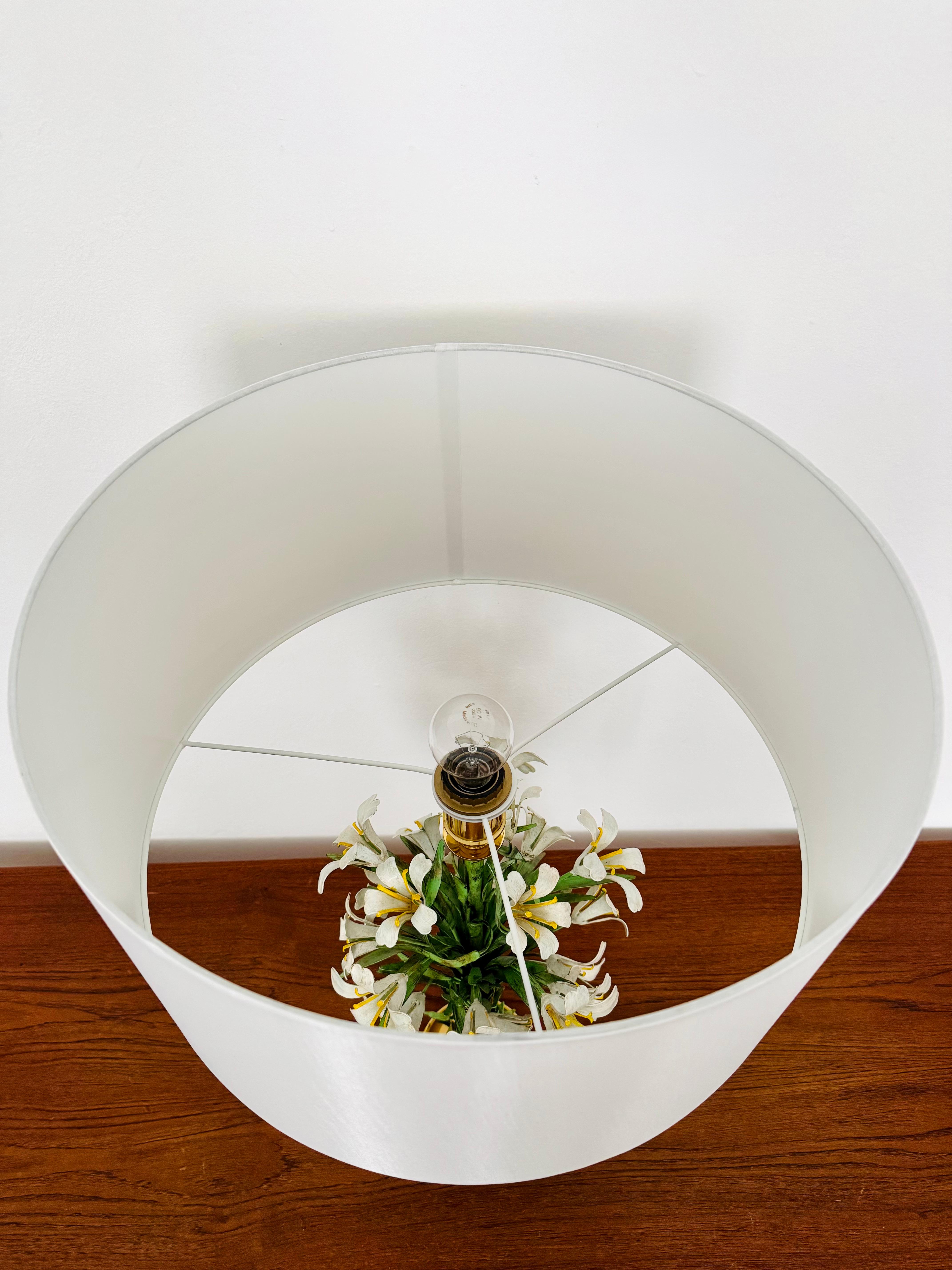 Grande lampe de table italienne à fleurs Hollywood Regency en vente 1