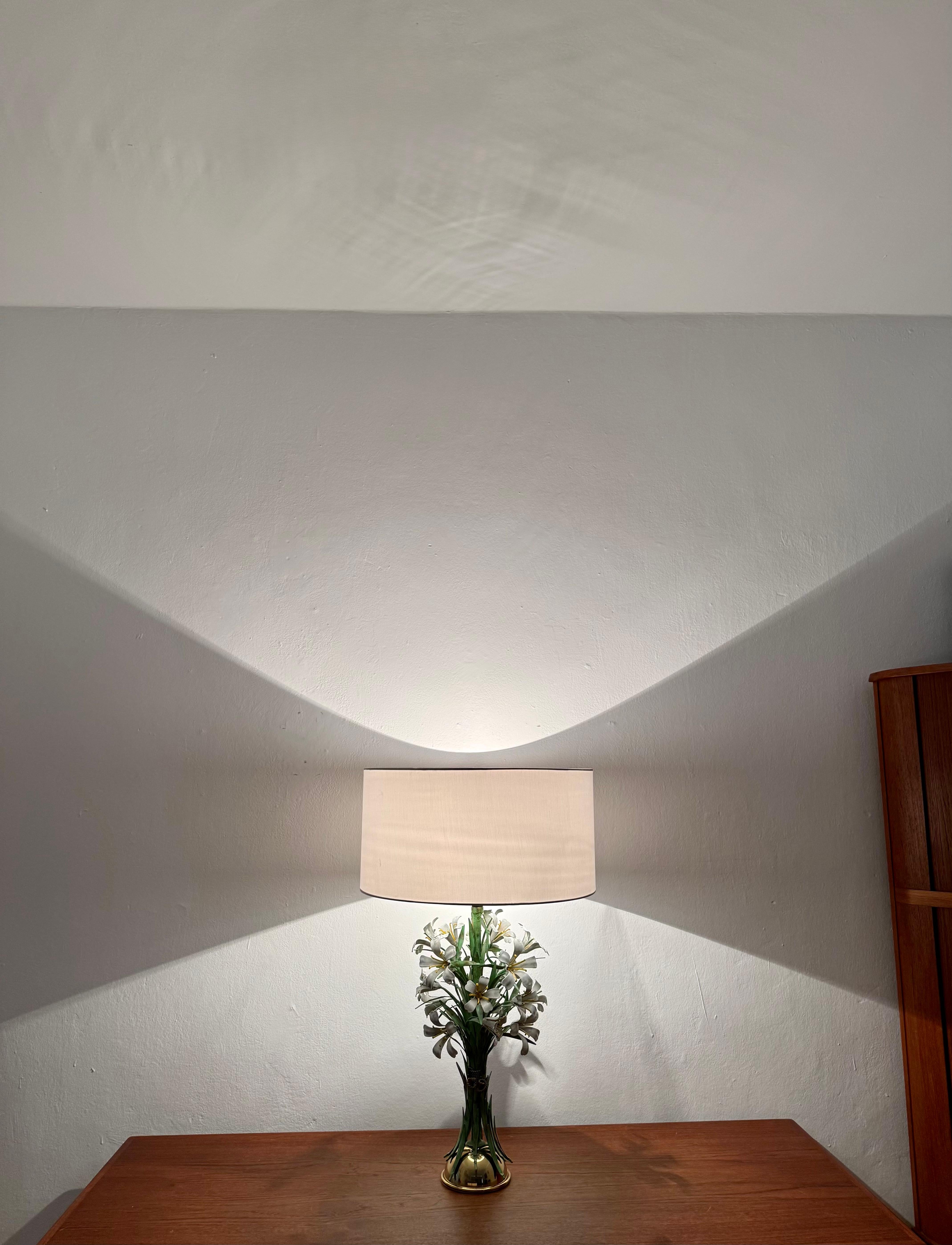 Grande lampe de table italienne à fleurs Hollywood Regency en vente 2