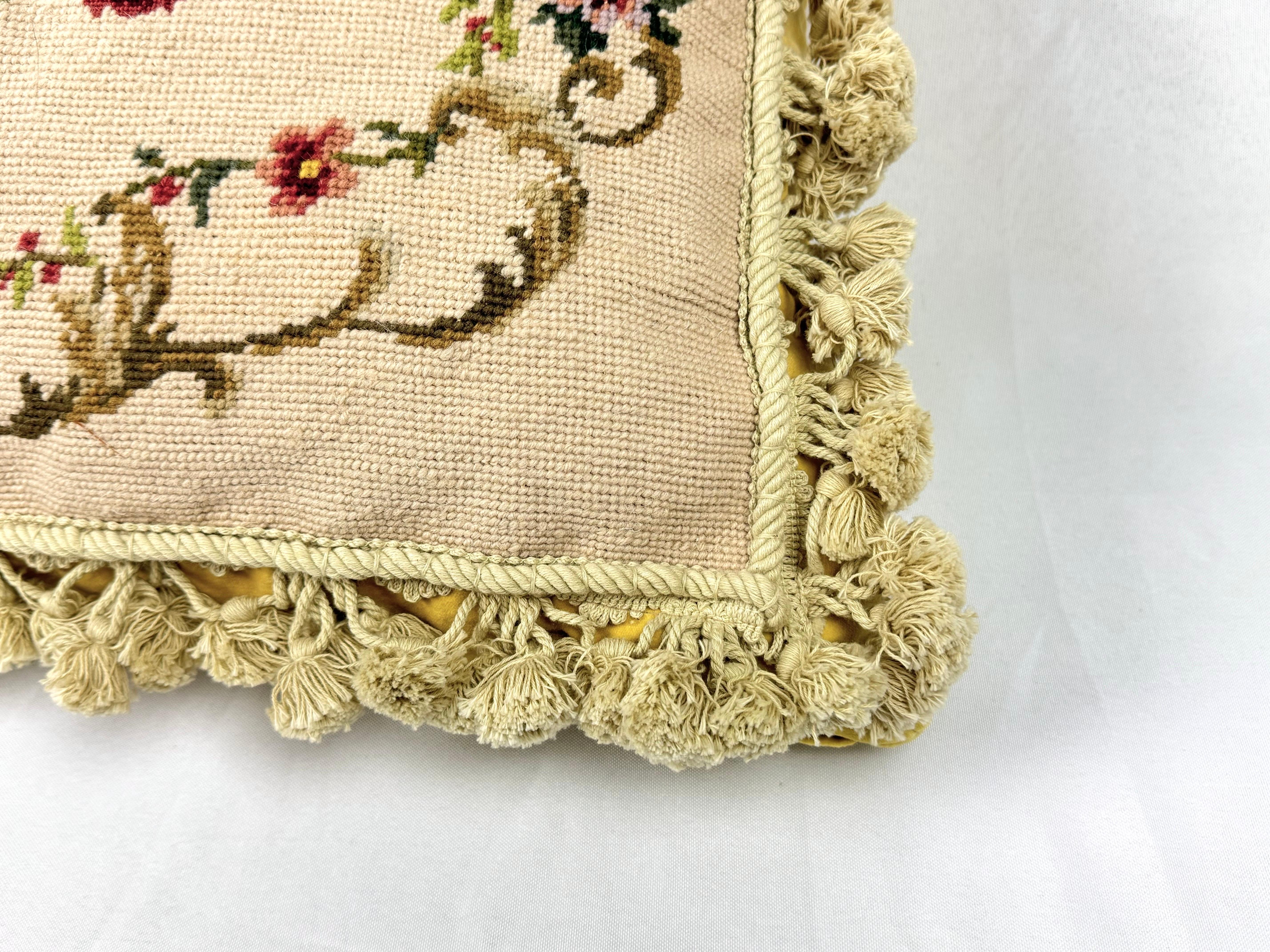Cuscino grande in piuma d'oca floreale con nappe in vendita 5