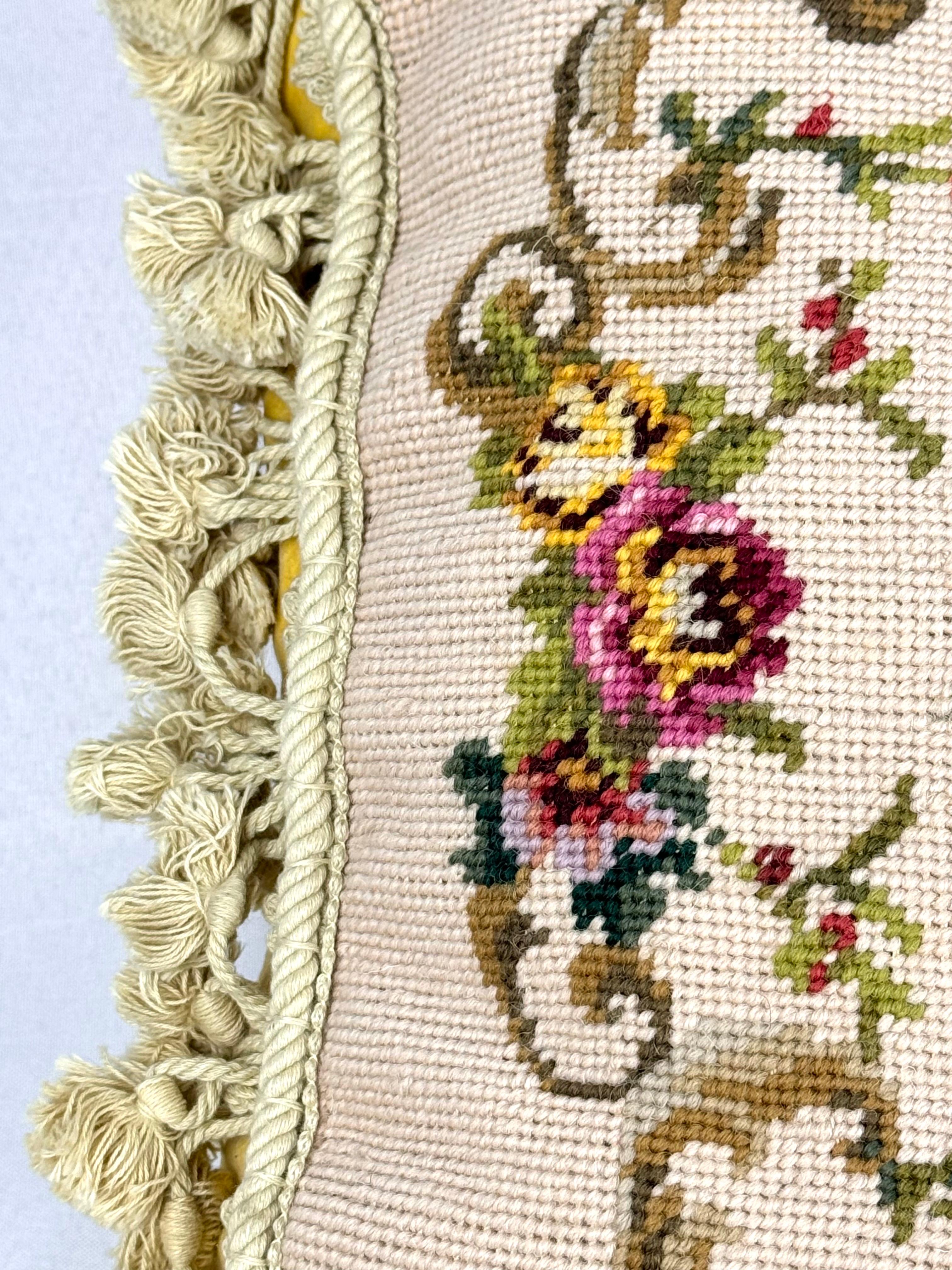 Cuscino grande in piuma d'oca floreale con nappe in vendita 6