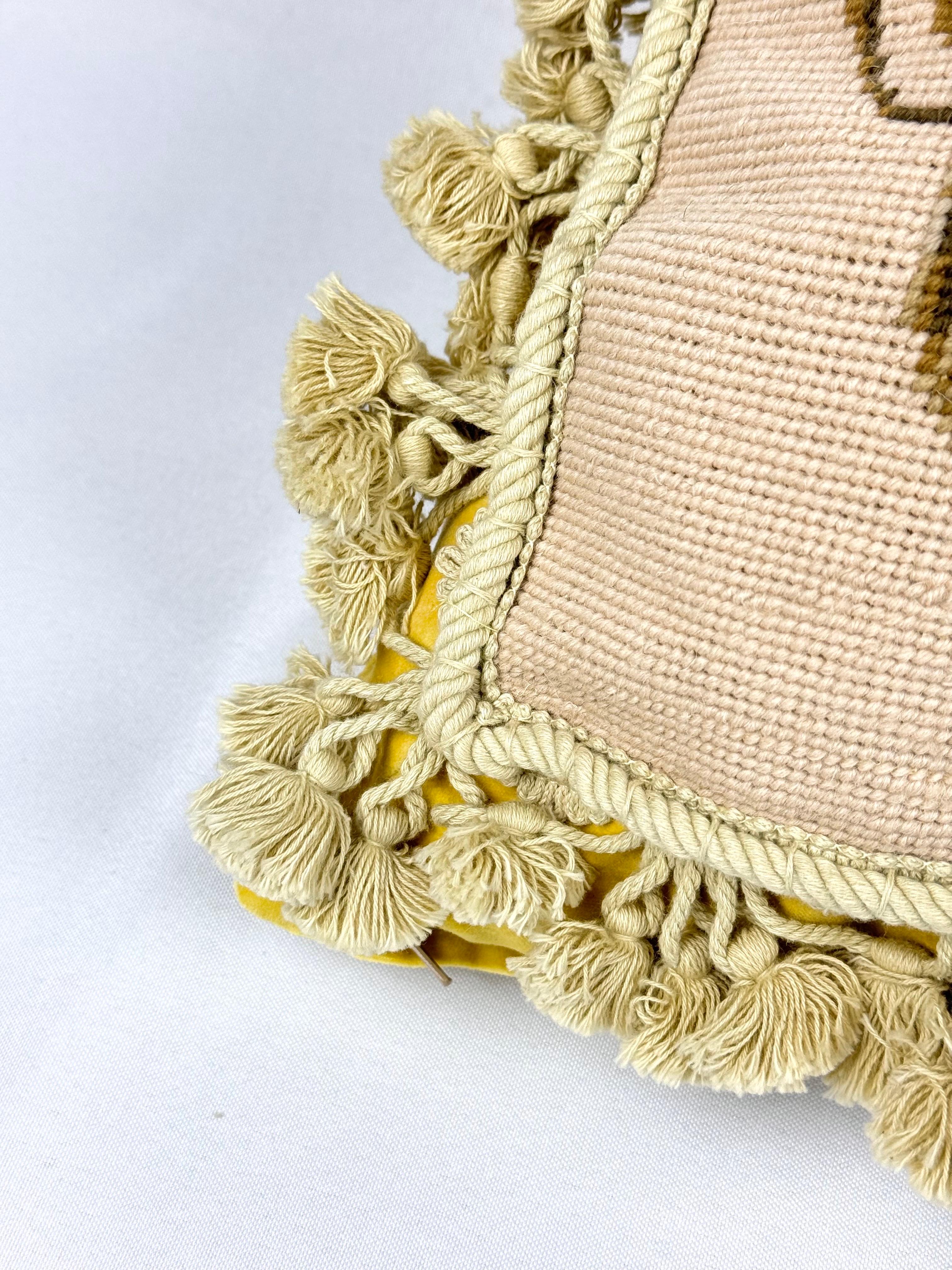 Cuscino grande in piuma d'oca floreale con nappe in vendita 7