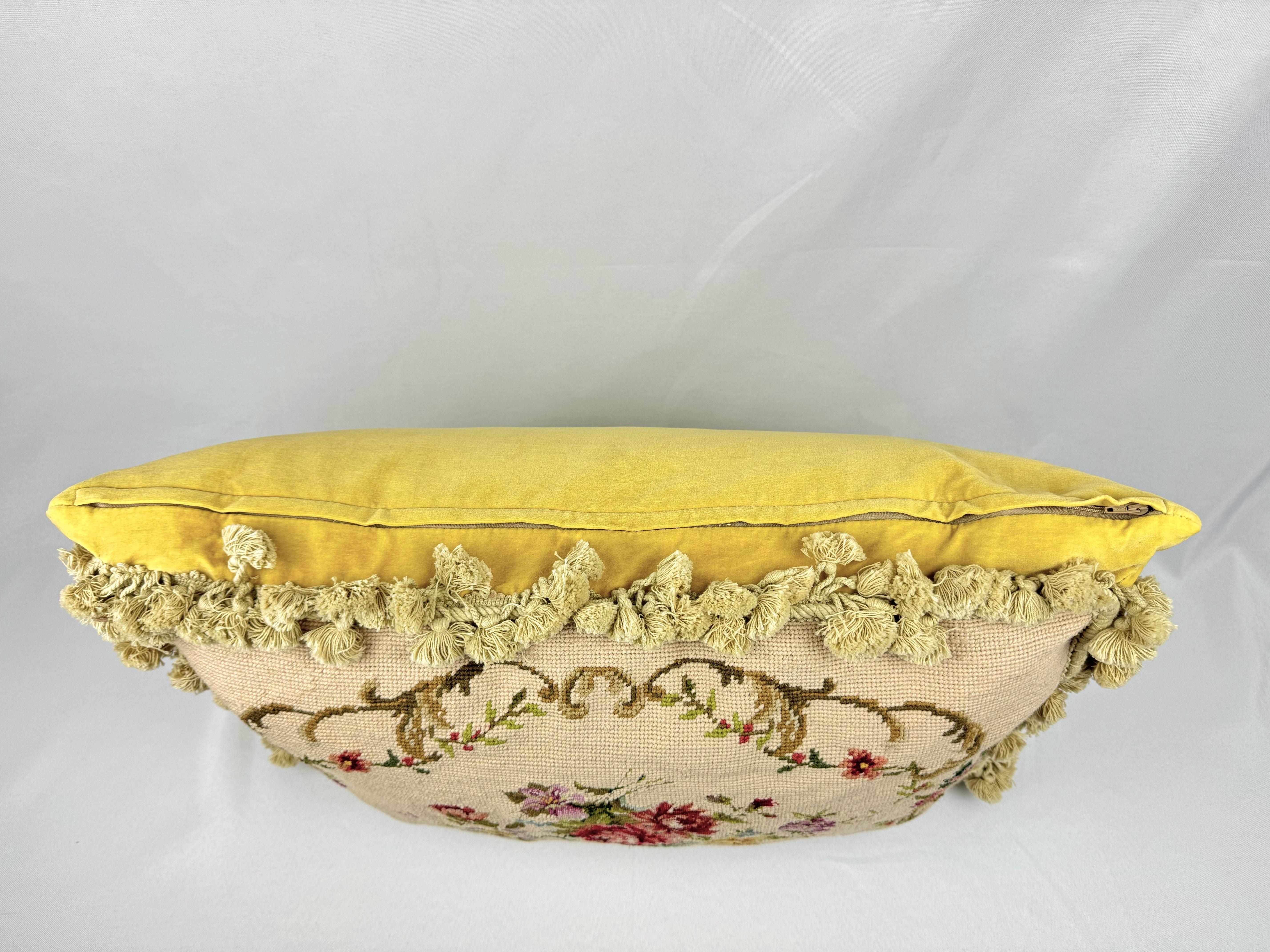 Cuscino grande in piuma d'oca floreale con nappe in vendita 10