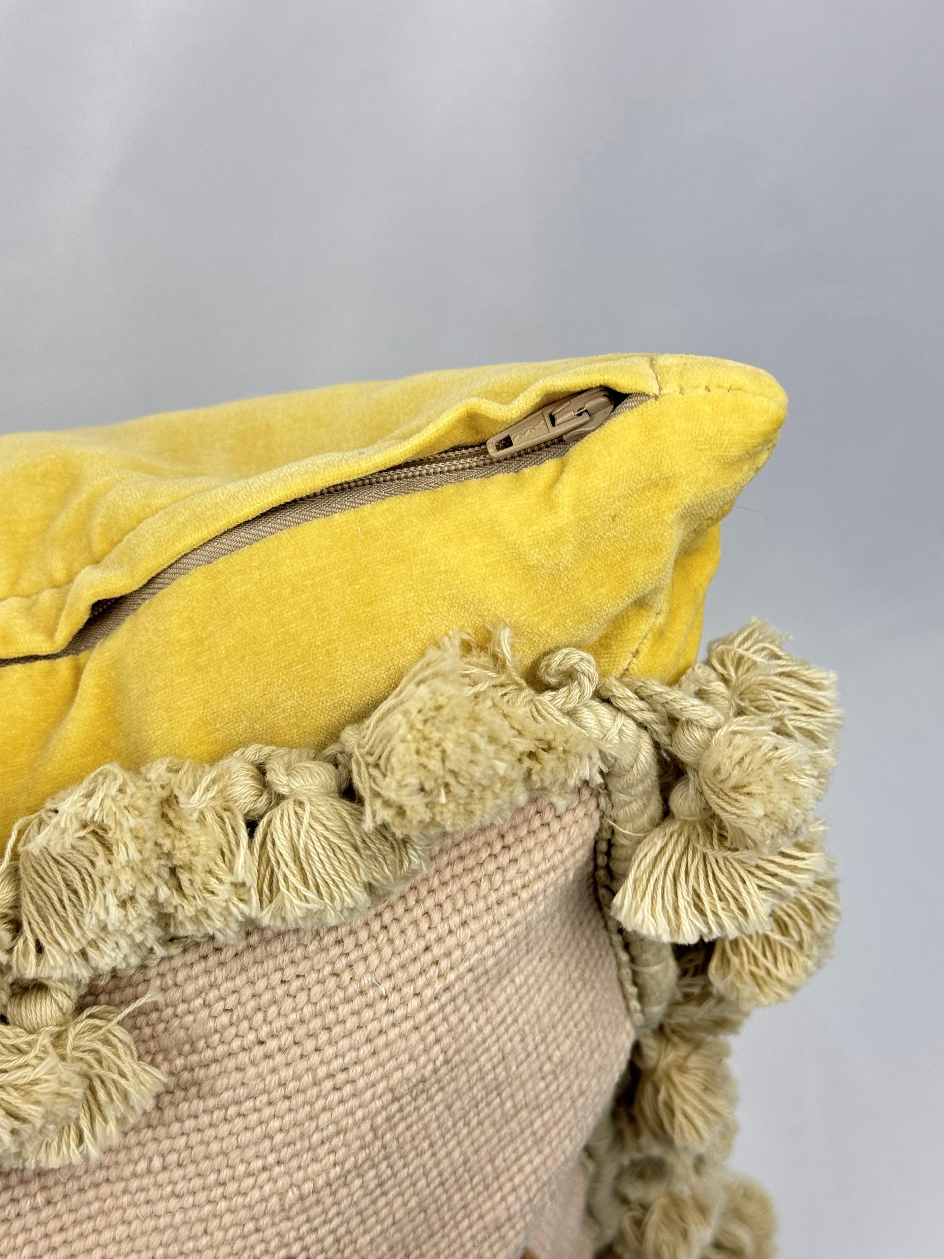 Cuscino grande in piuma d'oca floreale con nappe in vendita 11