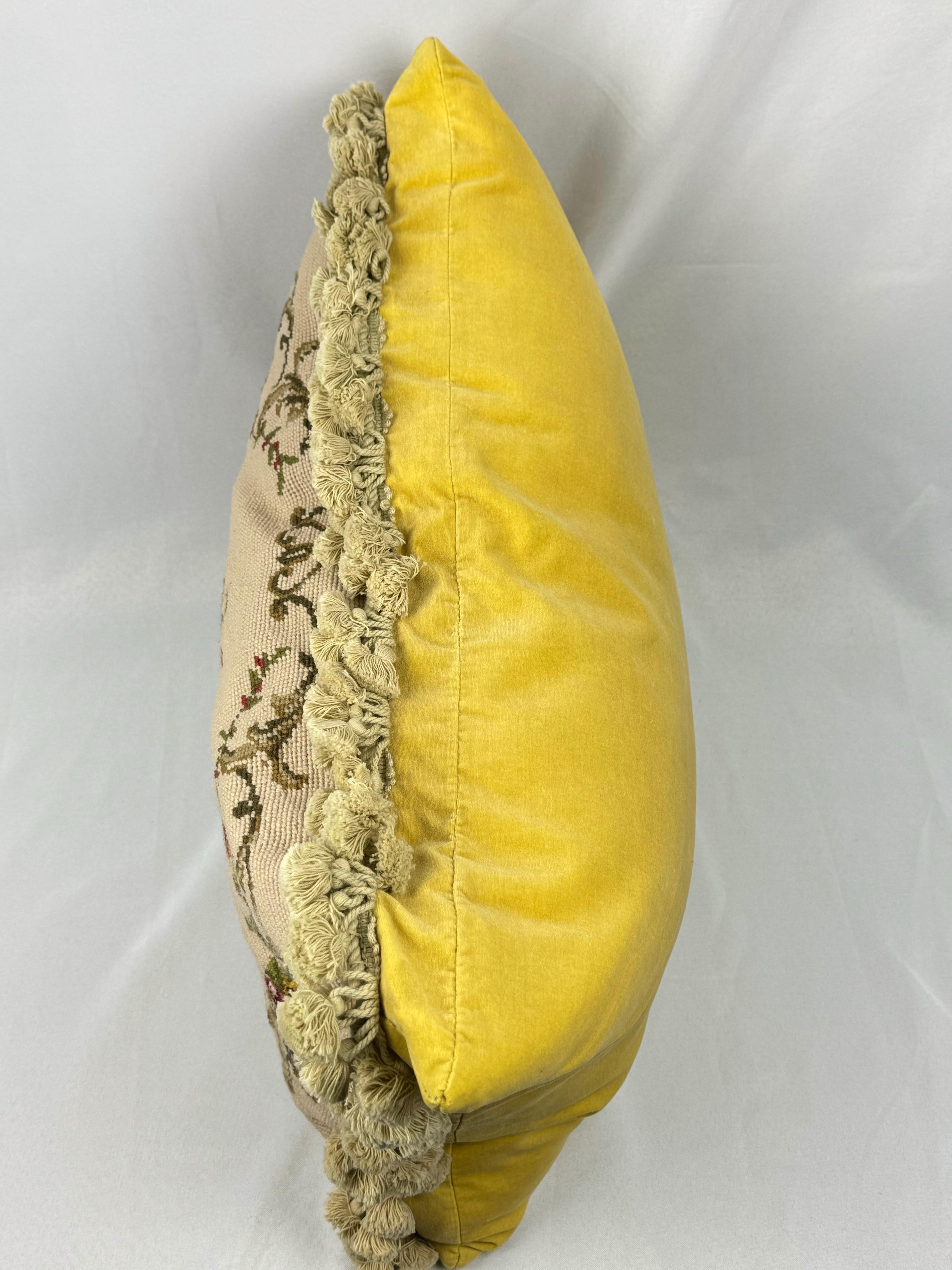 Cuscino grande in piuma d'oca floreale con nappe in vendita 12
