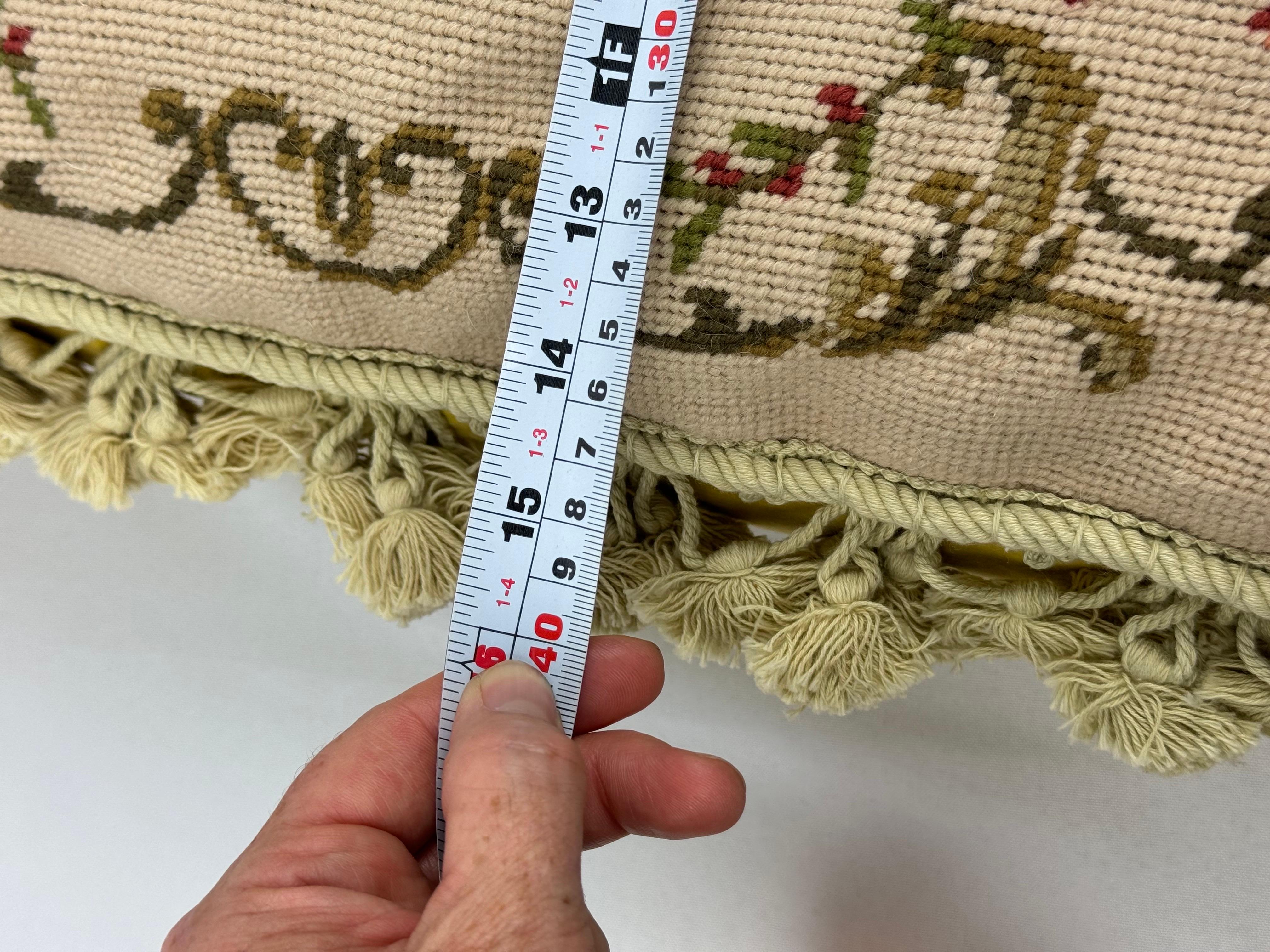 Cuscino grande in piuma d'oca floreale con nappe in vendita 14