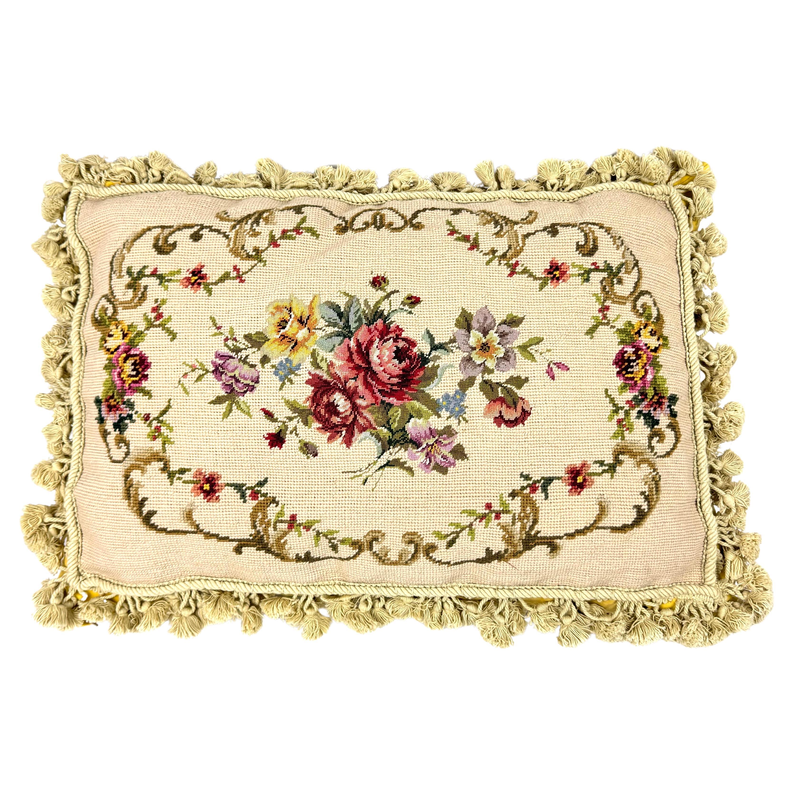 Cuscino in piuma d'oca floreale di grandi dimensioni con nappe.
In condizioni nuove, con un supporto in ciniglia simile al velluto.
Forma rettangolare. 