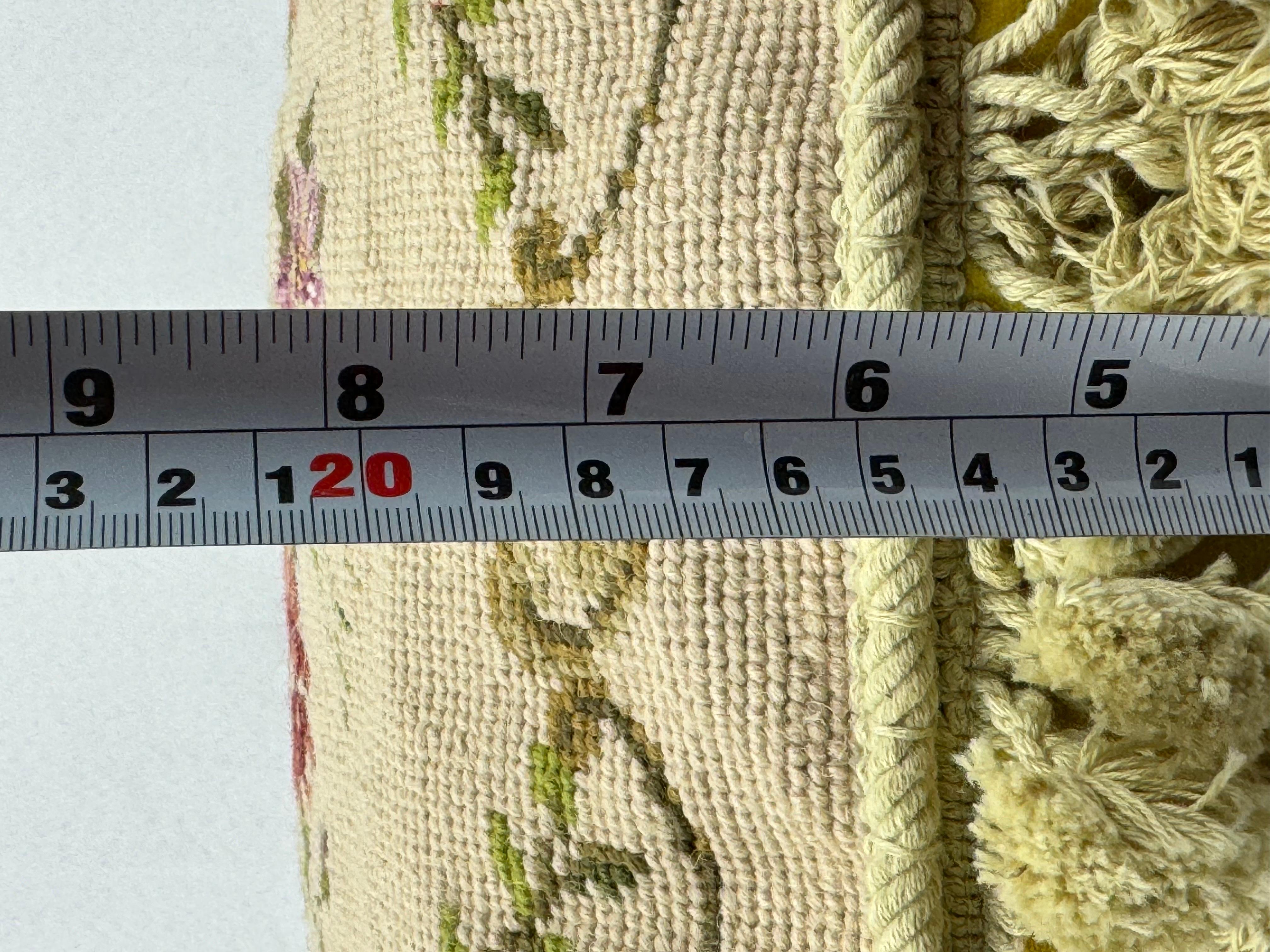 Cuscino grande in piuma d'oca floreale con nappe in vendita 15