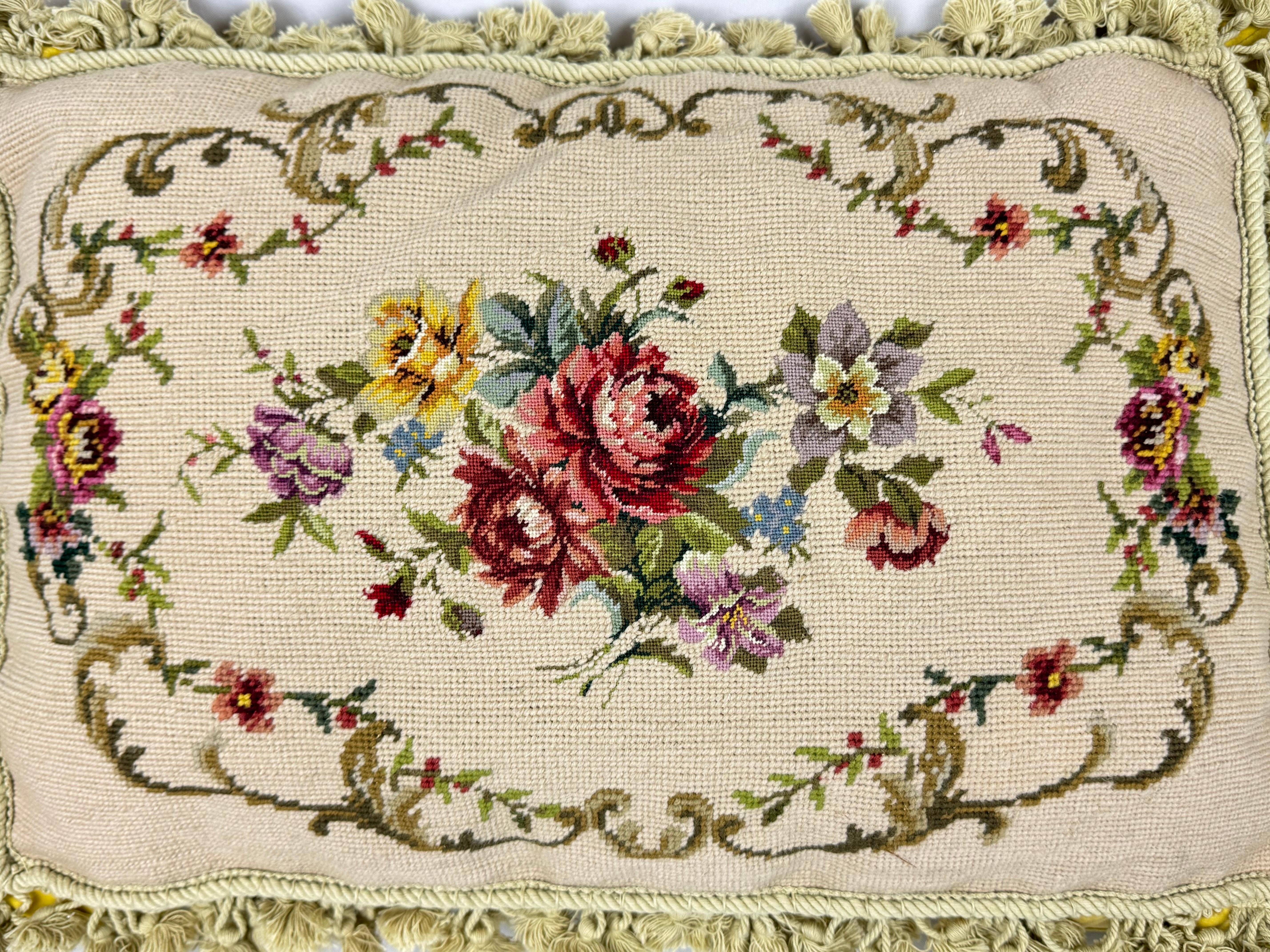 XXI secolo e contemporaneo Cuscino grande in piuma d'oca floreale con nappe in vendita