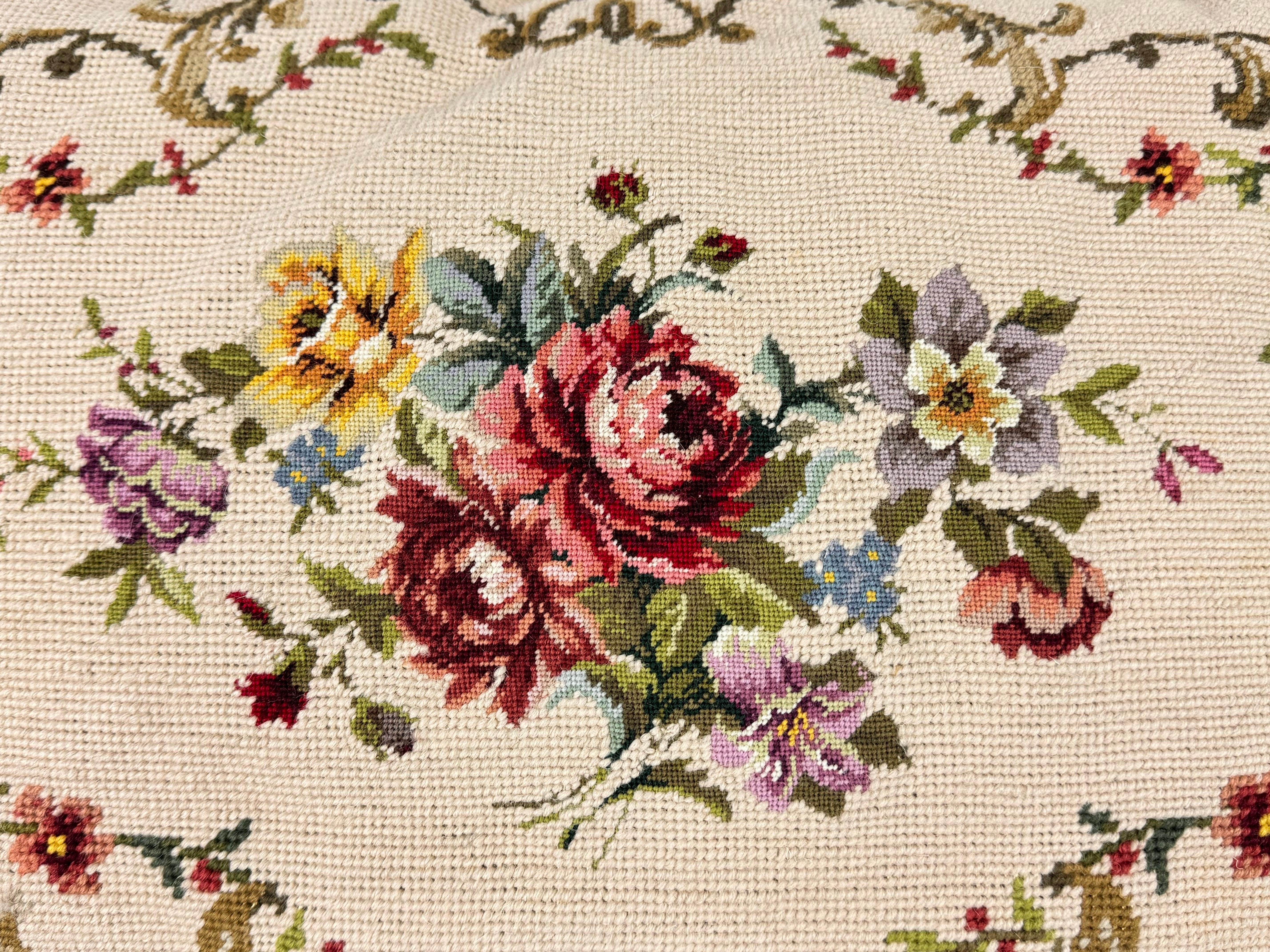 Lana Cuscino grande in piuma d'oca floreale con nappe in vendita
