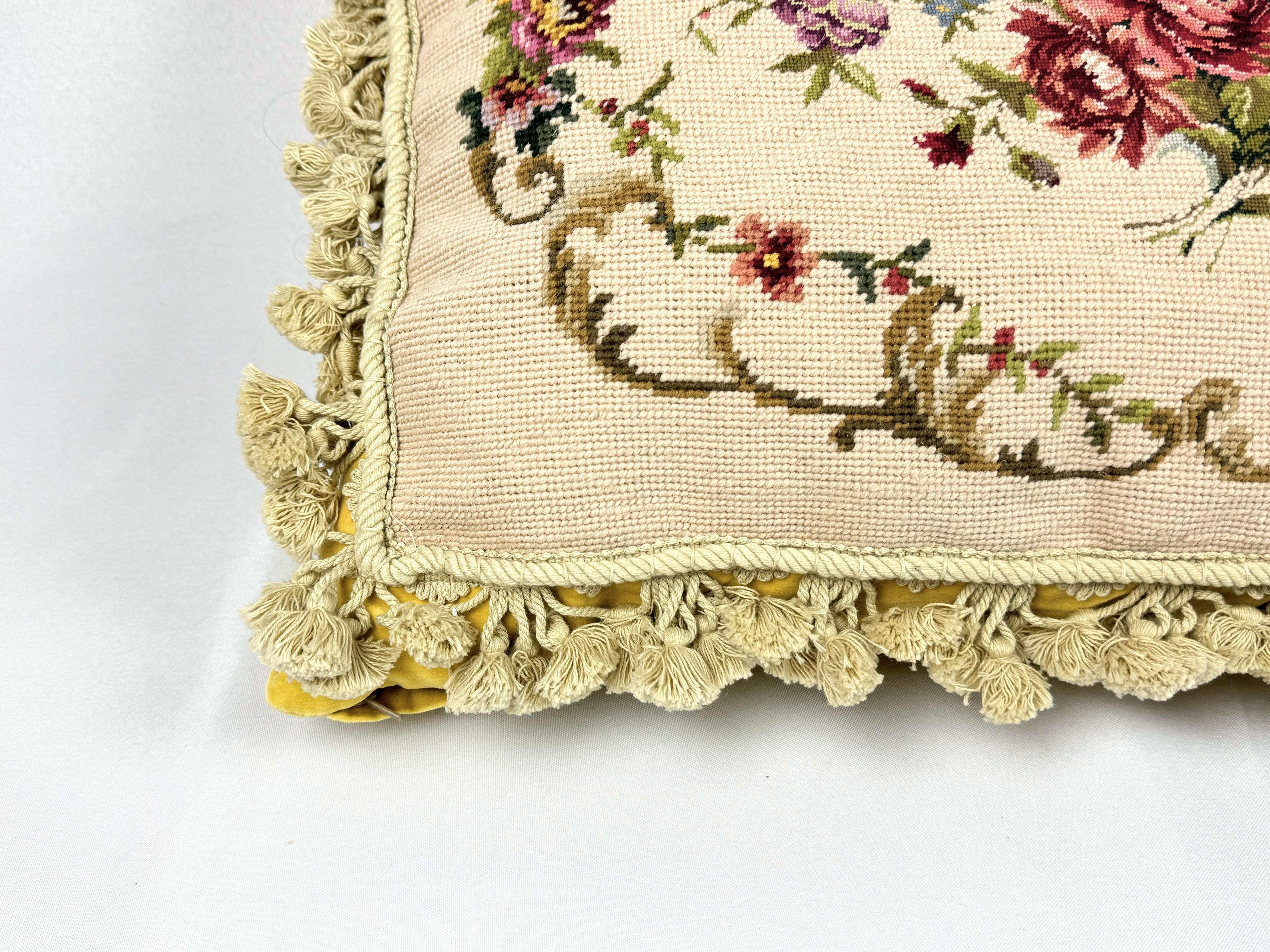 Cuscino grande in piuma d'oca floreale con nappe in vendita 3