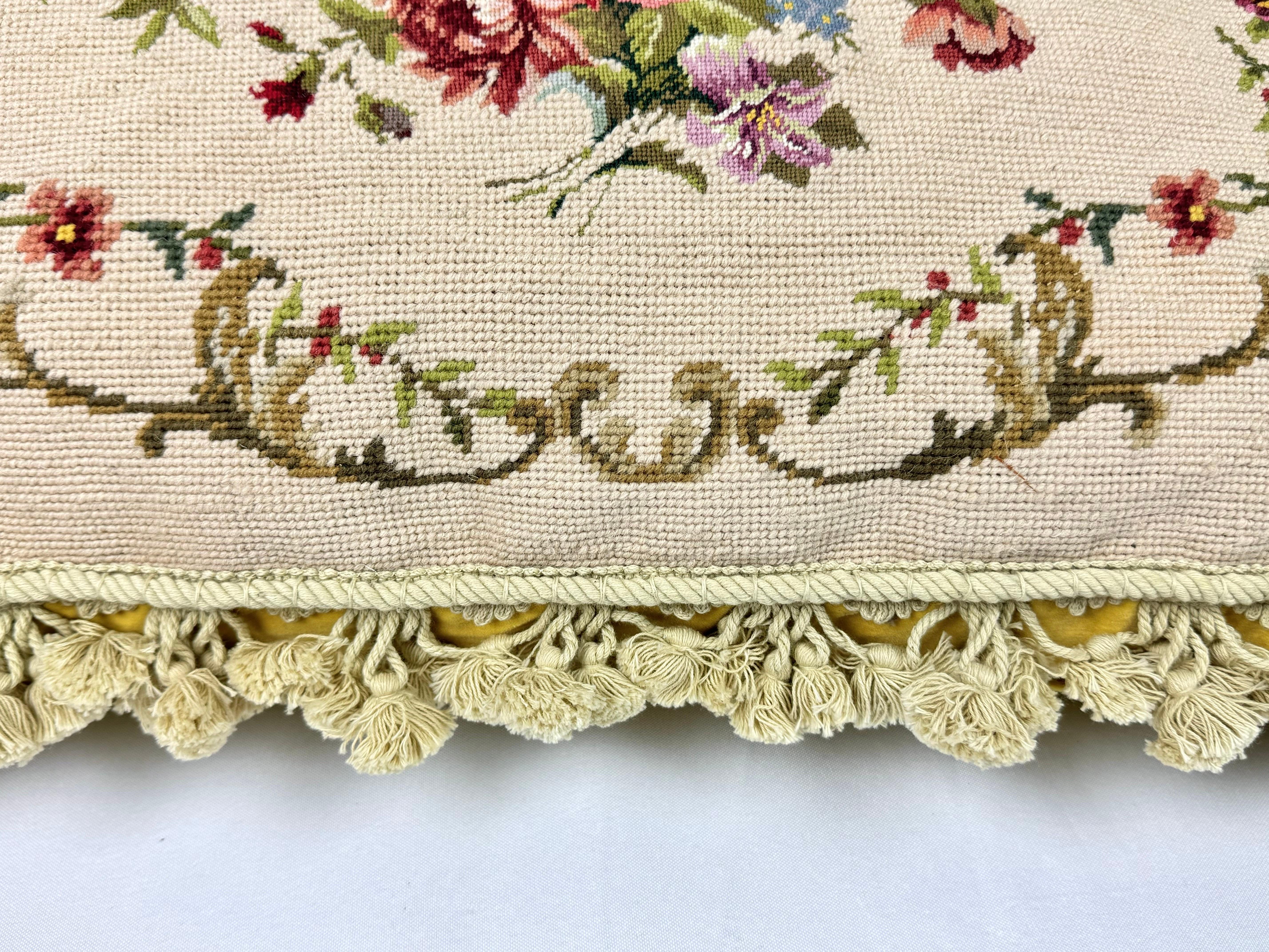 Cuscino grande in piuma d'oca floreale con nappe in vendita 4