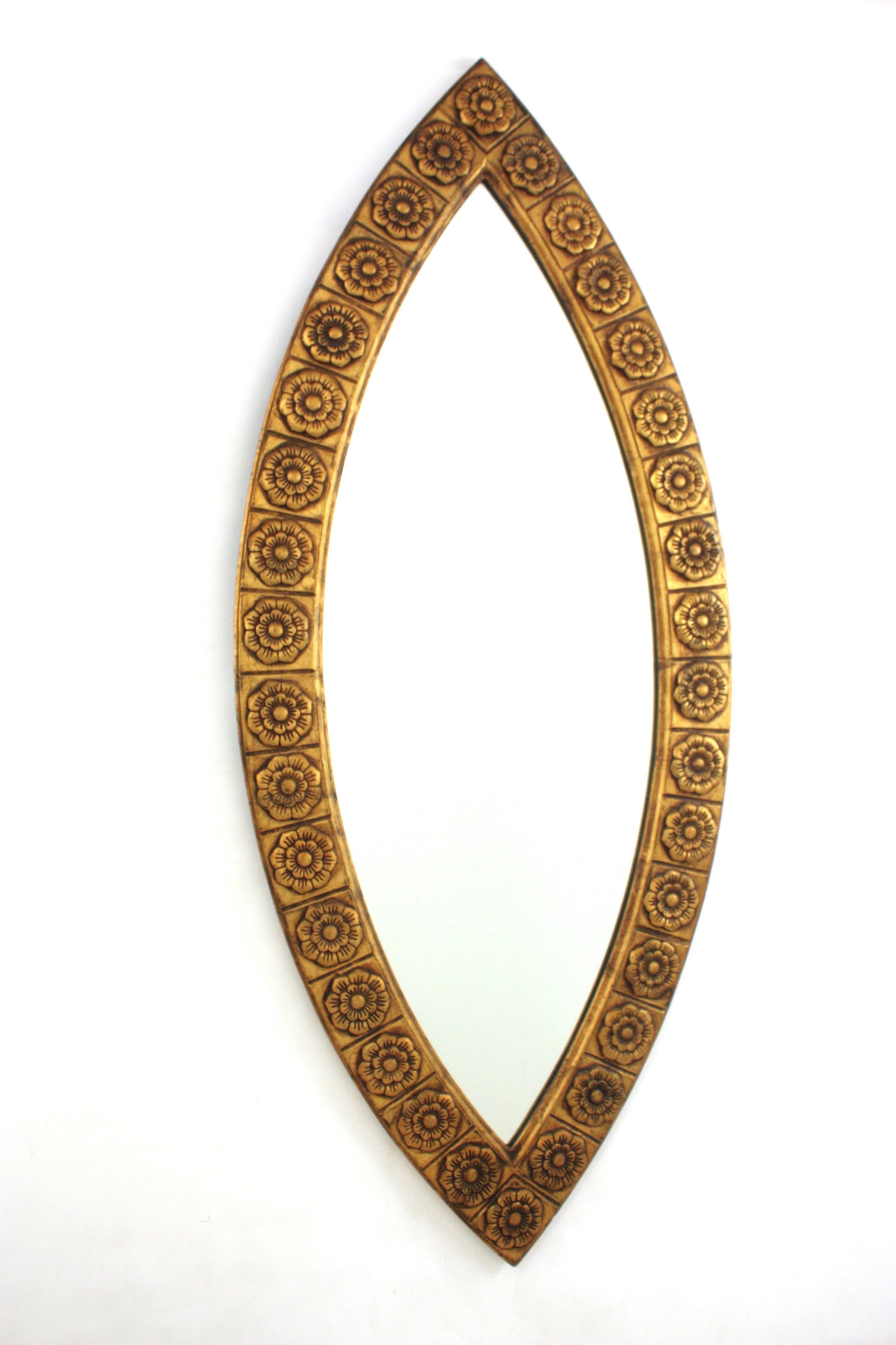 Full Length Mirror with Frame of Carved Flowers and Pointed Oval Shape, Giltwood
Gorgeous carved gold leaf giltwood pointed oval wall mirror in the Hollywood Regency style. Spain, 1950s
Manufactured by the Spanish cabinet maker Francisco Hurtado.